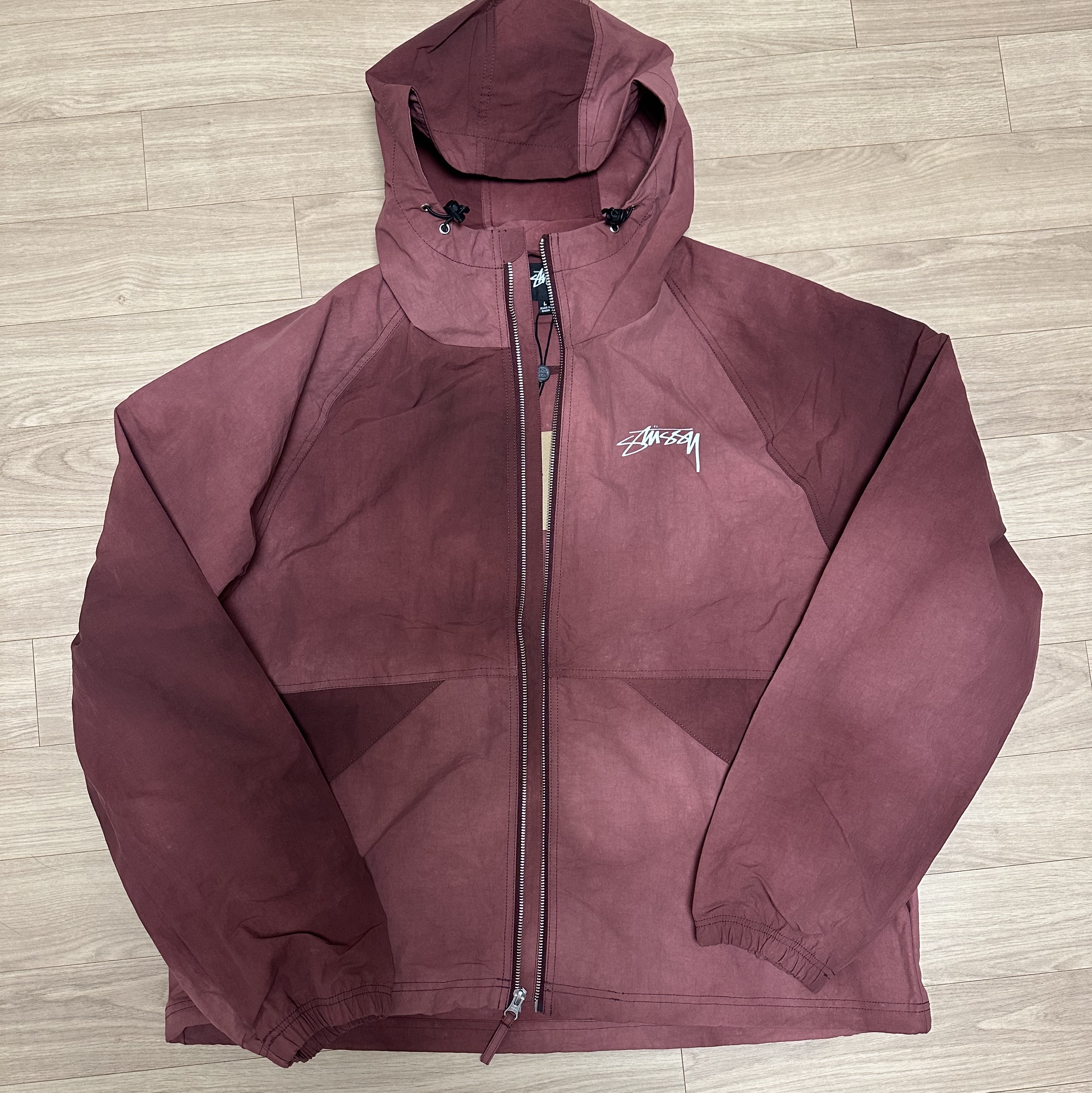 Stussy Wave Dye Beach Shell Jacket Maroon 착용 스타일 - 1