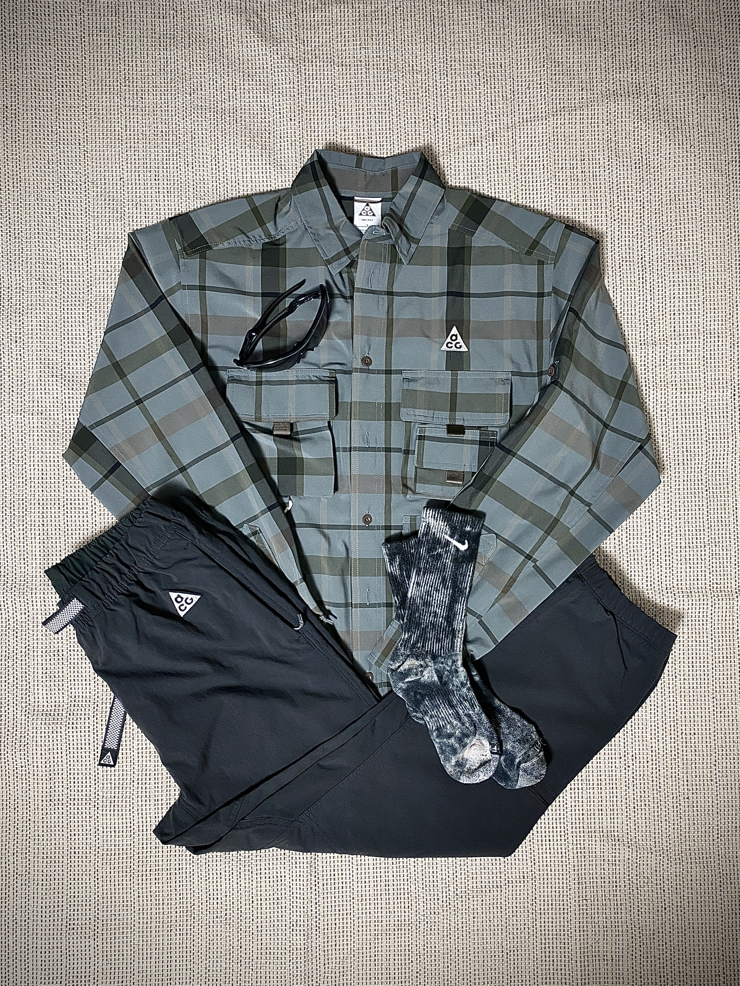 Nike ACG Dri-Fit UV Devastation Trail Shirt Smoke Grey - Asia, Nike ACG Trail Pants Dark Smoke Grey - Asia 착용 스타일 - 3