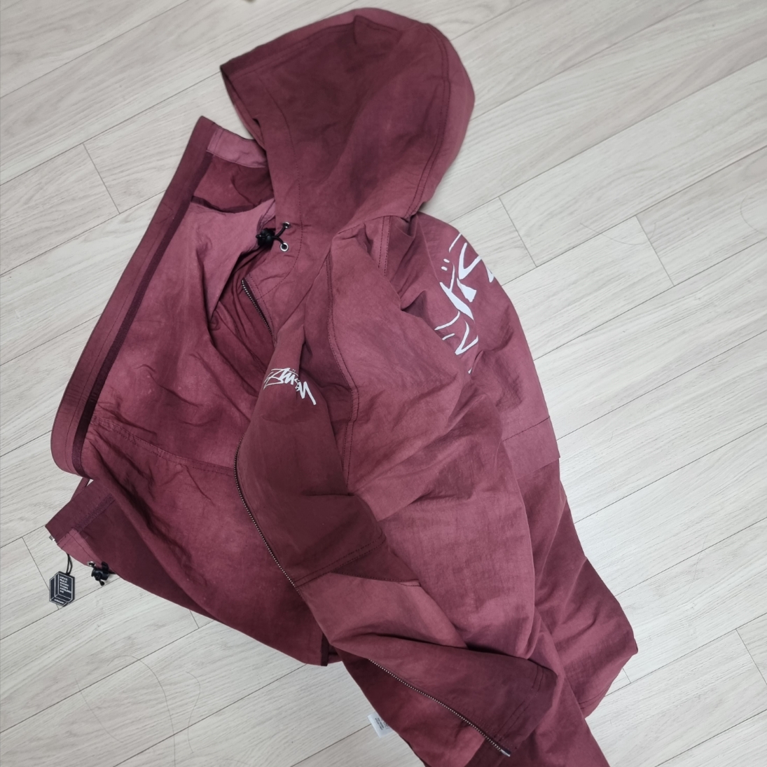Stussy Wave Dye Beach Shell Jacket Maroon 착용 스타일 - 1