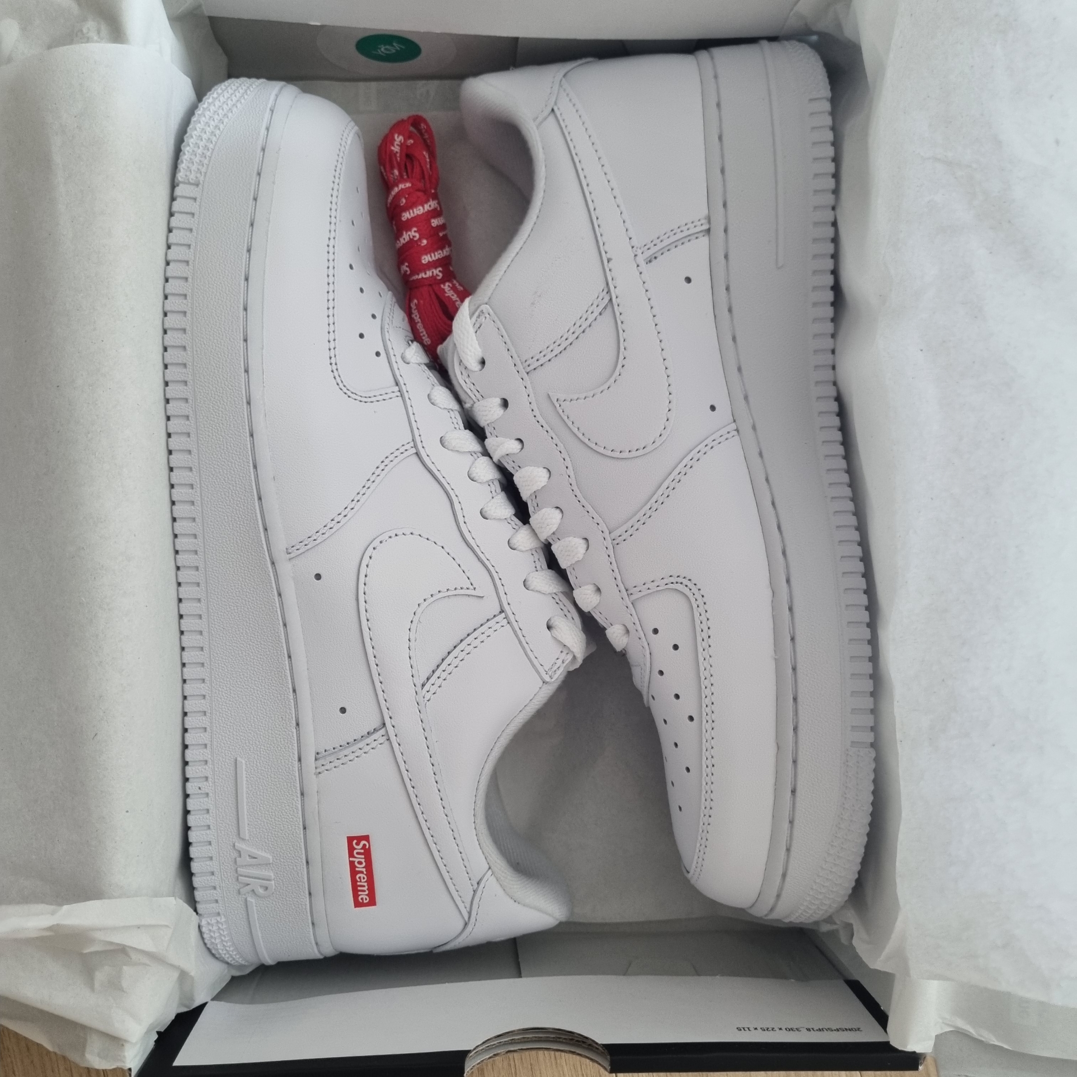 Nike x Supreme Air Force 1 Low White 착용 스타일