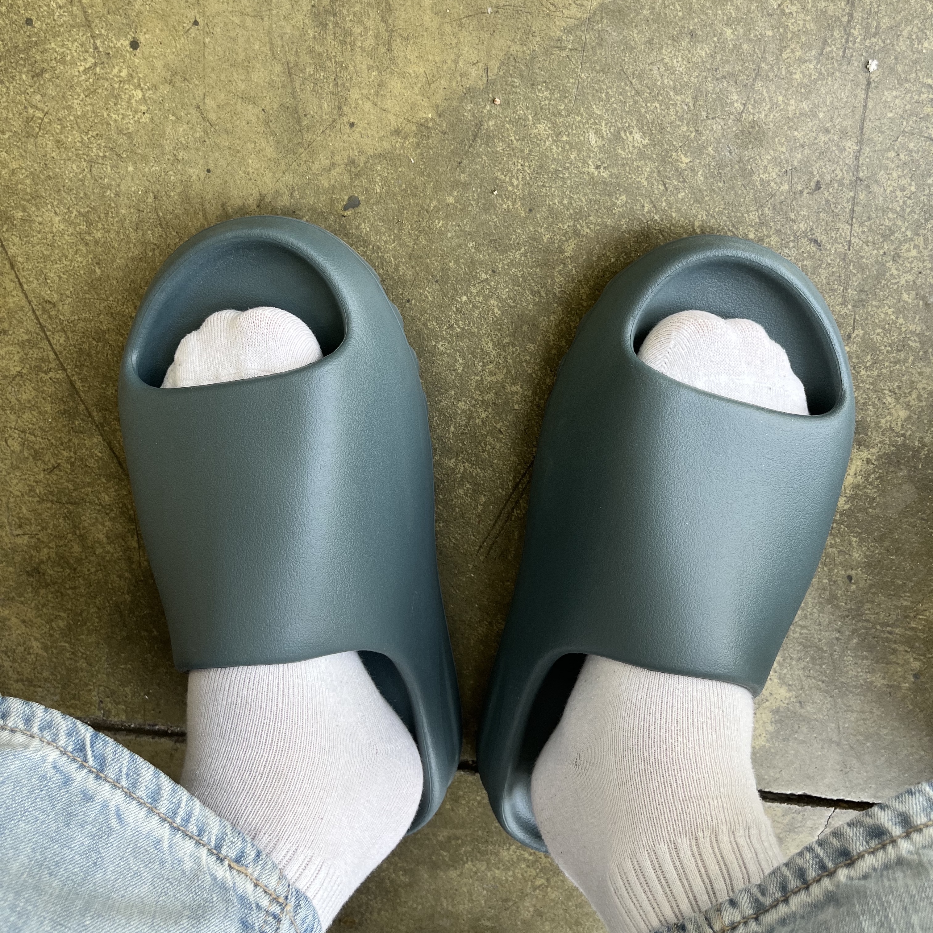 Adidas Yeezy Slide Slate Marine 착용 스타일