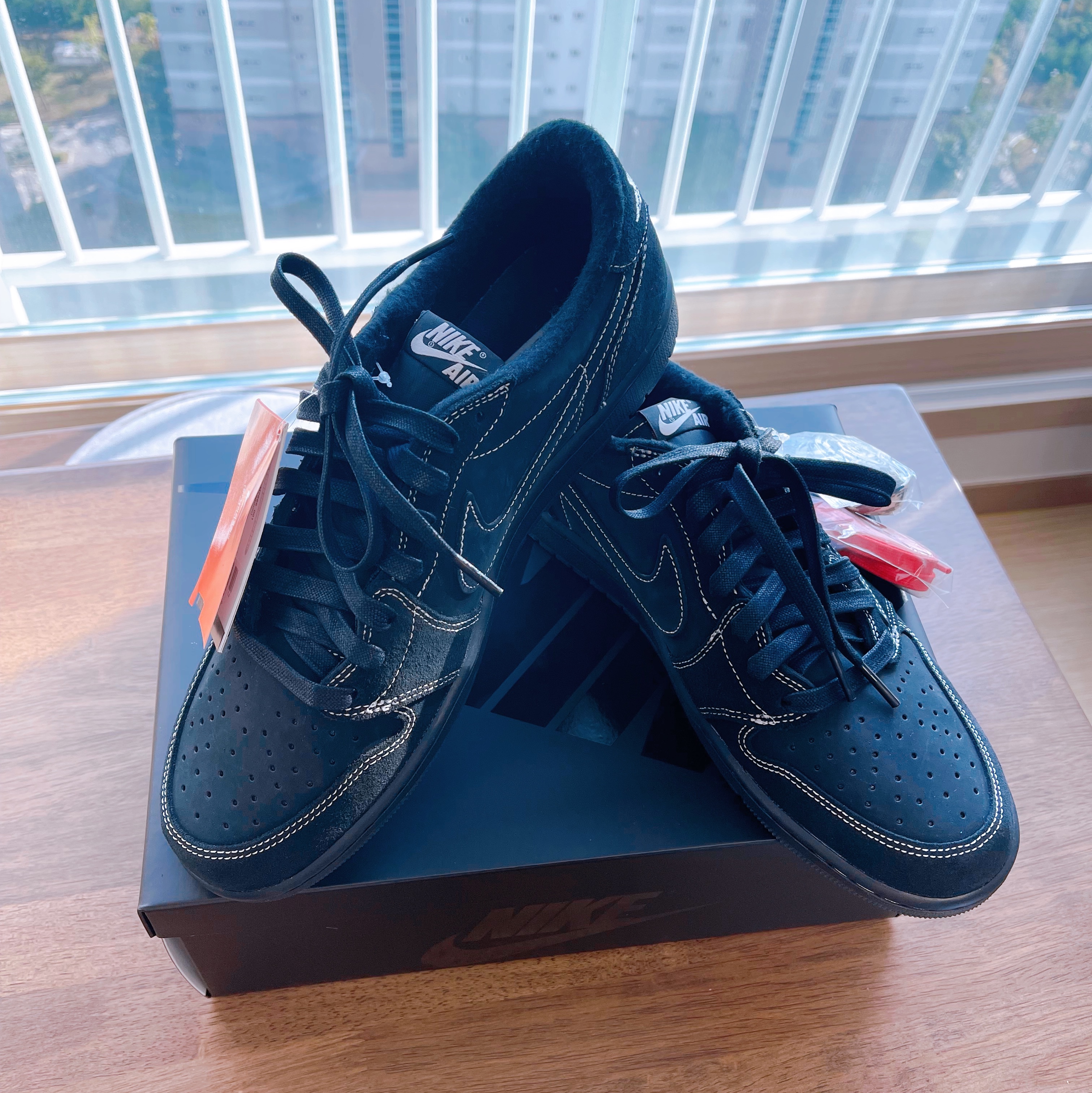 Jordan 1 x Travis Scott Retro Low OG SP Black Phantom 착용 스타일