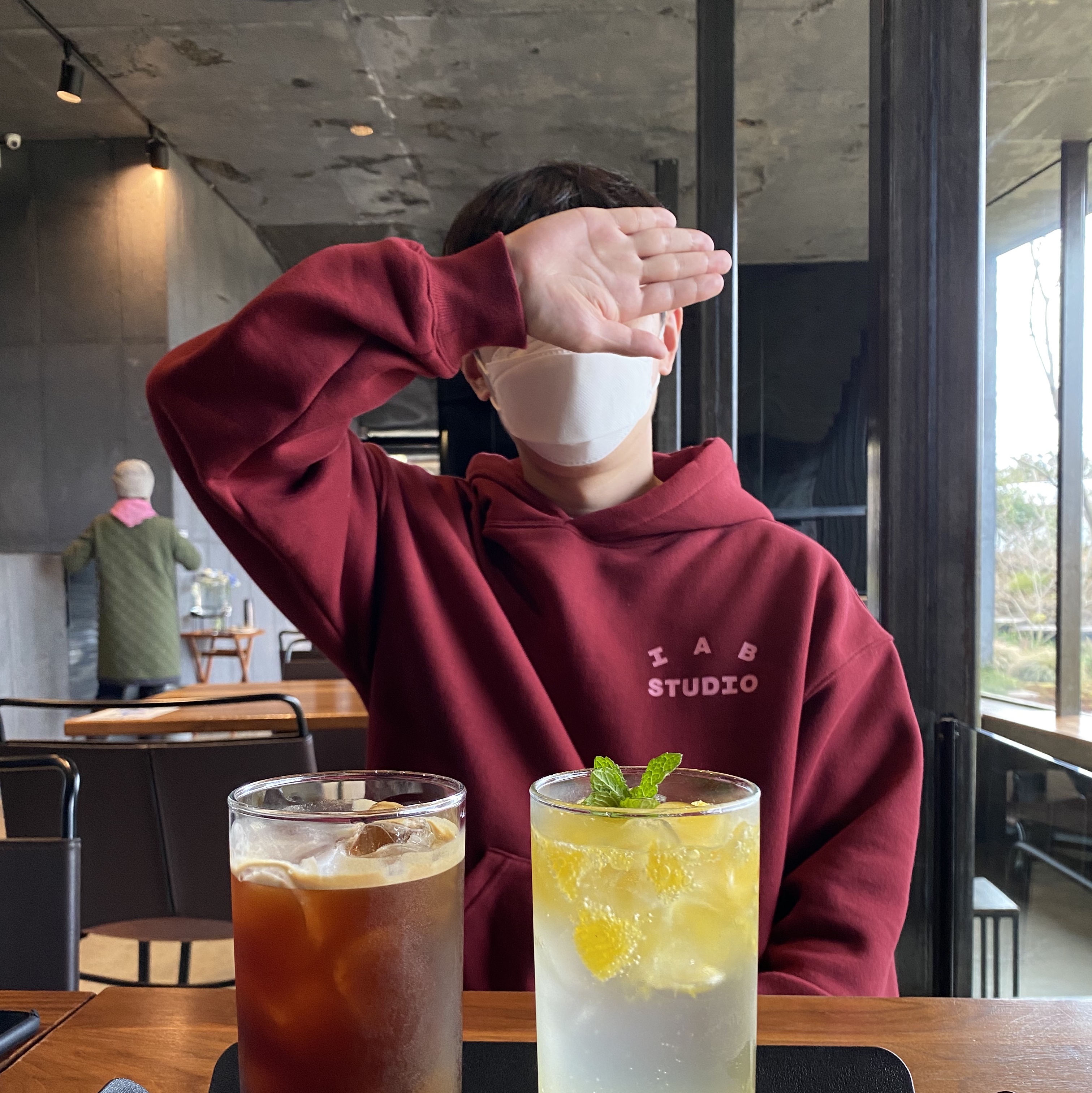 IAB Studio Hoodie Raspberry 착용 스타일