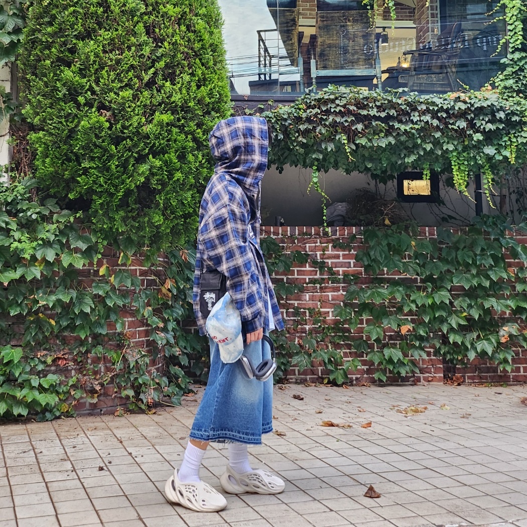 Nos Couleurs No Comment Cap Denim, Adidas Yeezy Foam RNNR Ararat 착용 스타일 - 3