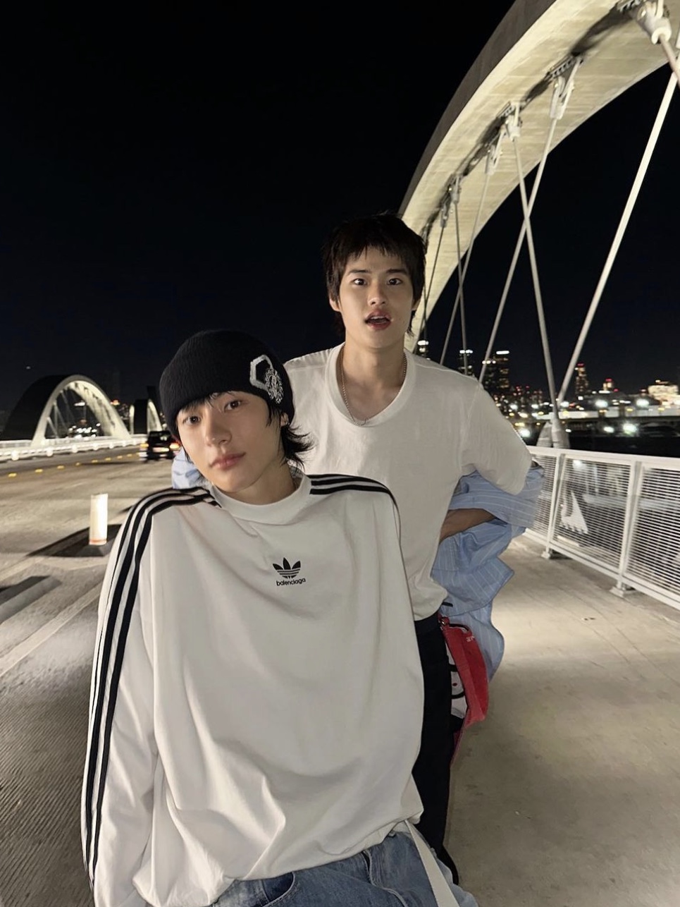 Balenciaga x Adidas Oversized Long Sleeve T-Shirt White 착용 스타일