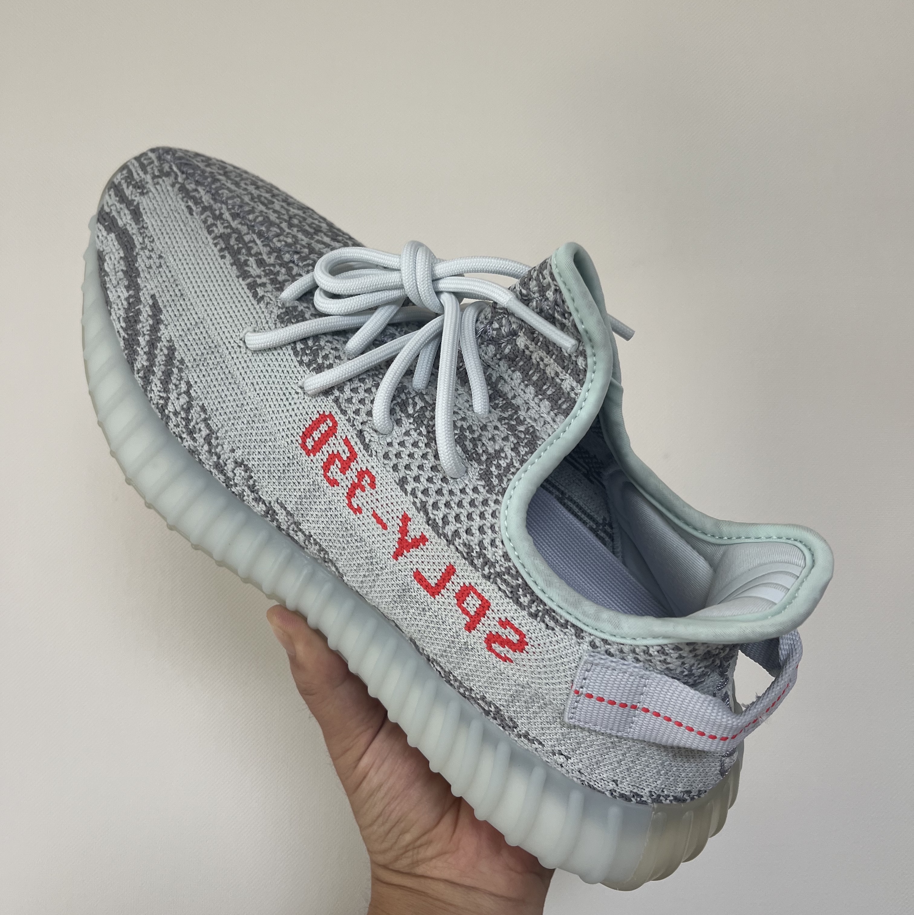Adidas Yeezy Boost 350 V2 Blue Tint 2021/2022/2023 착용 스타일 - 2