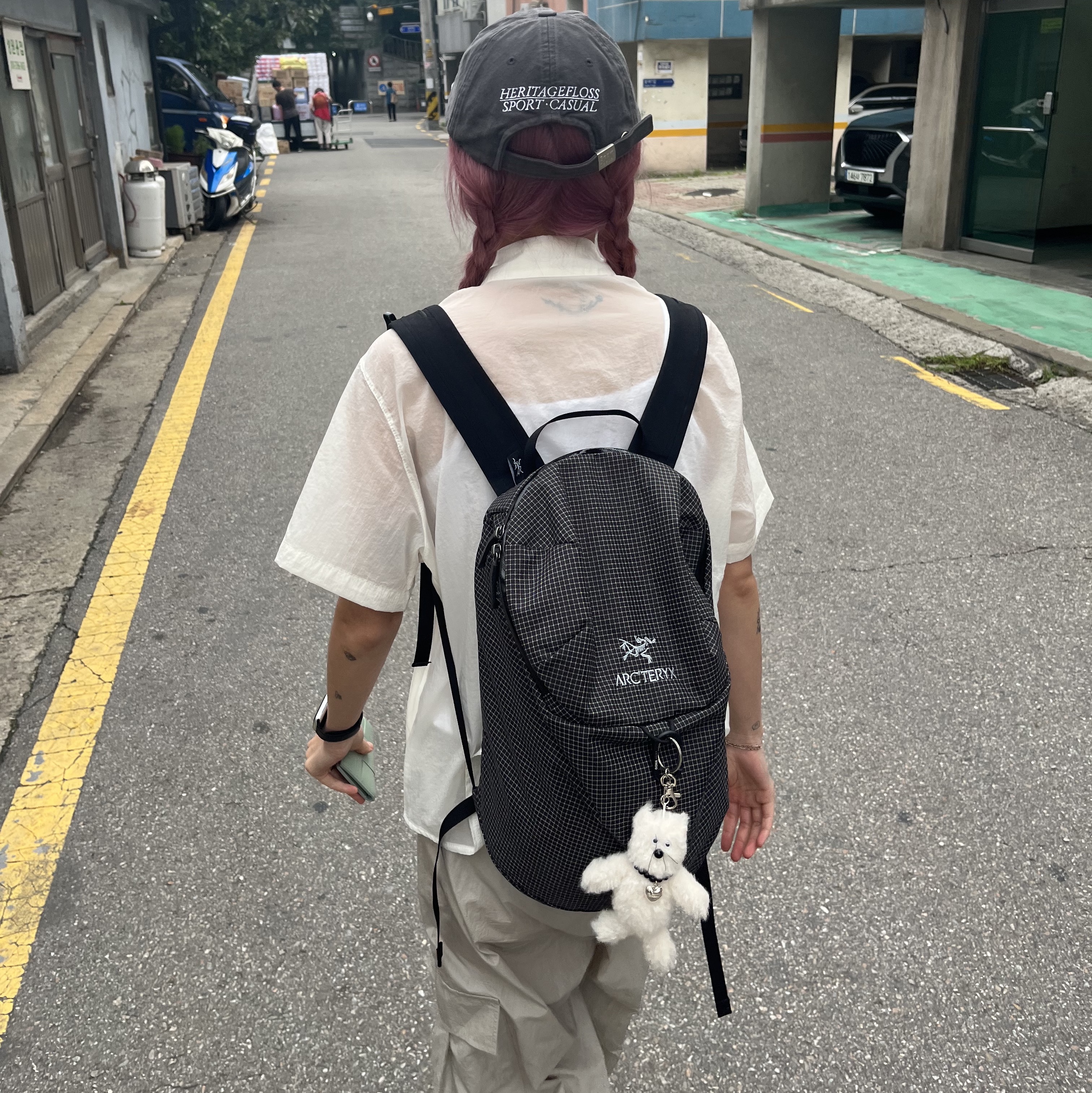 [KREAM 단독] Monamhee Creami Keyring Cream, Arc'teryx Konseal 15 Backpack Black 착용 스타일