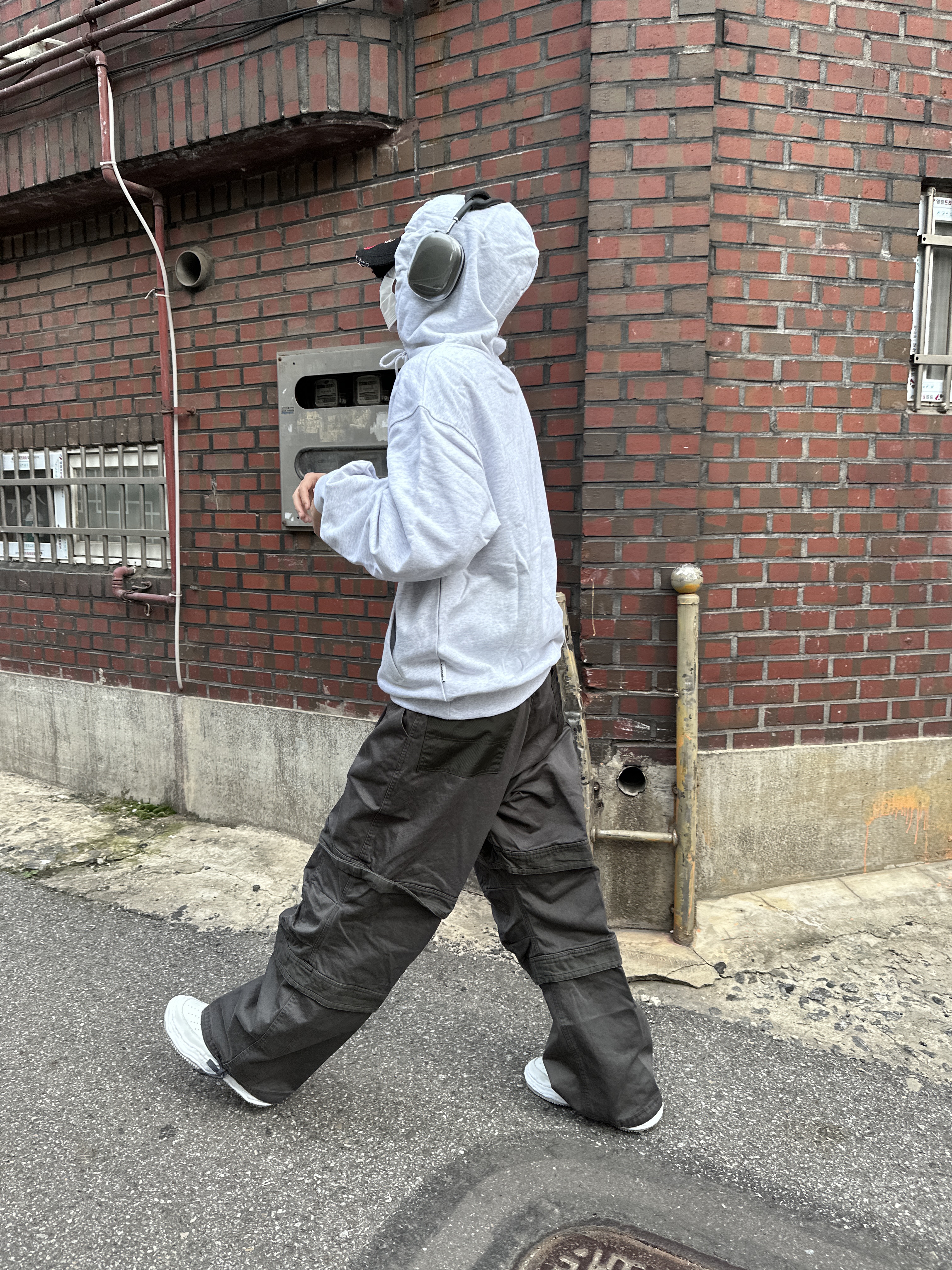 Farfromwhat Far Layered Work Pants Charcoal, Maison Mihara Yasuhiro Wayne OG Sole Leather Low-top Sneakers White 착용 스타일 - 3