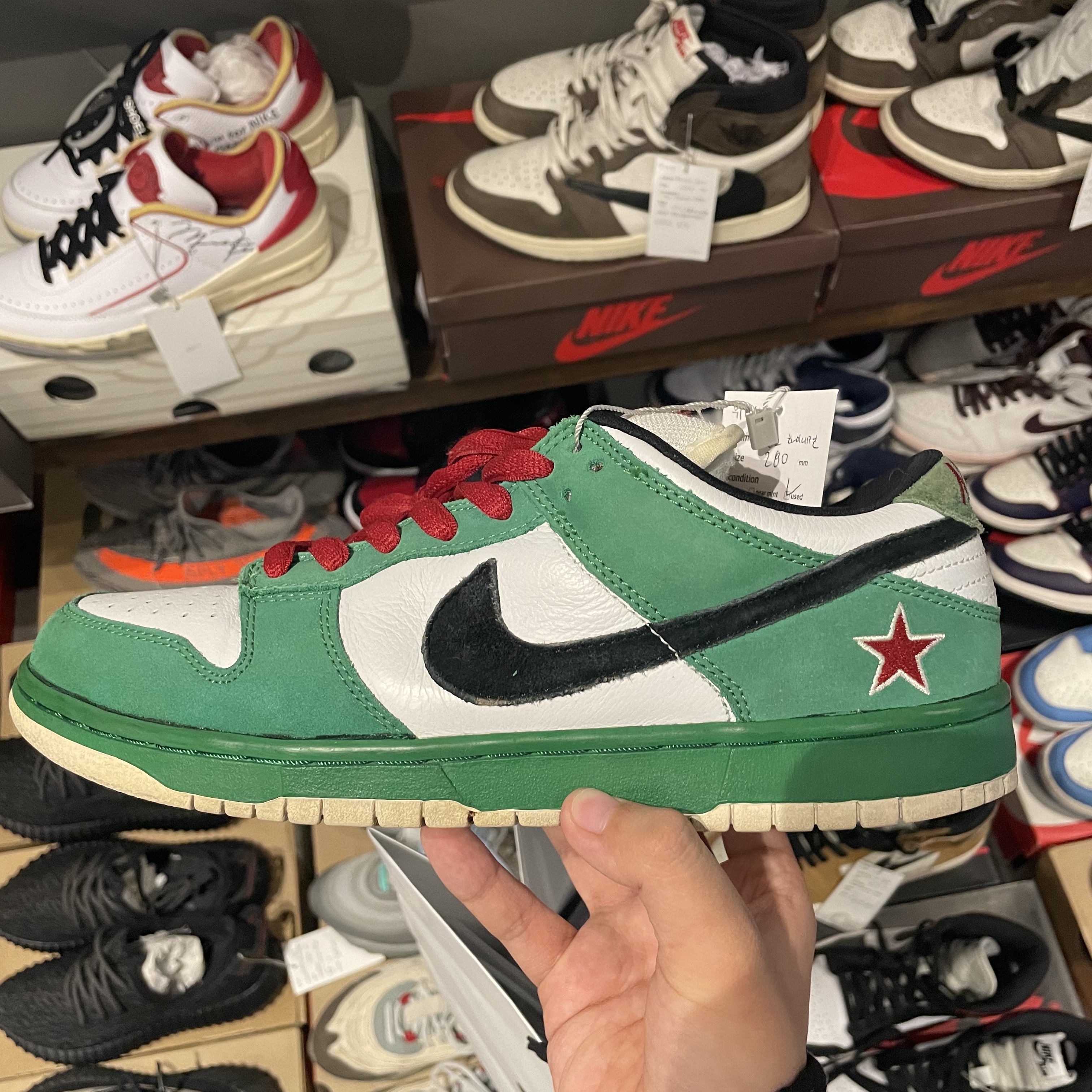 Nike SB Dunk Low Heineken 착용 스타일