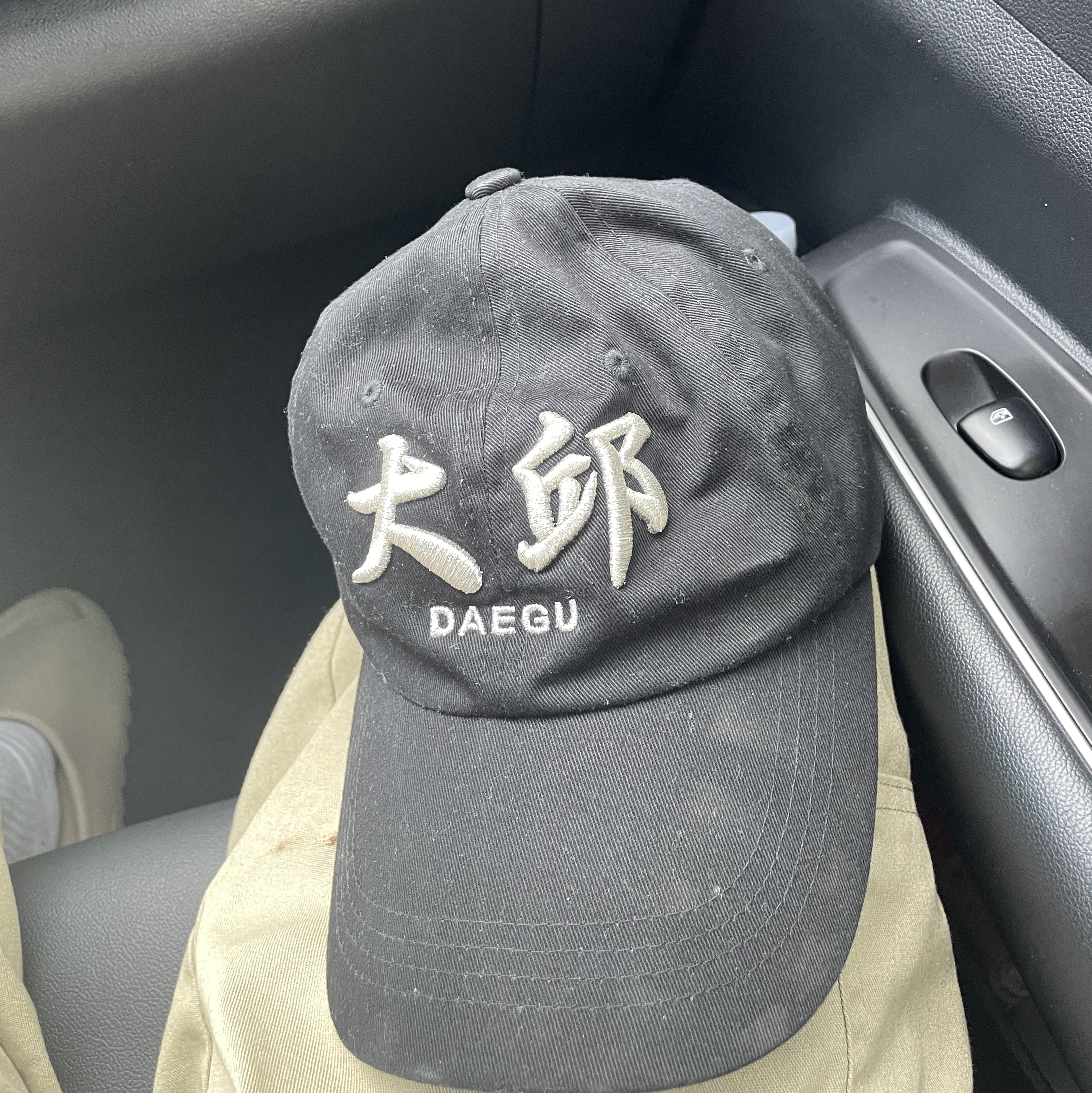 Darkr8m Studio x Eplc Daegu Silver Logo Cap 착용 스타일