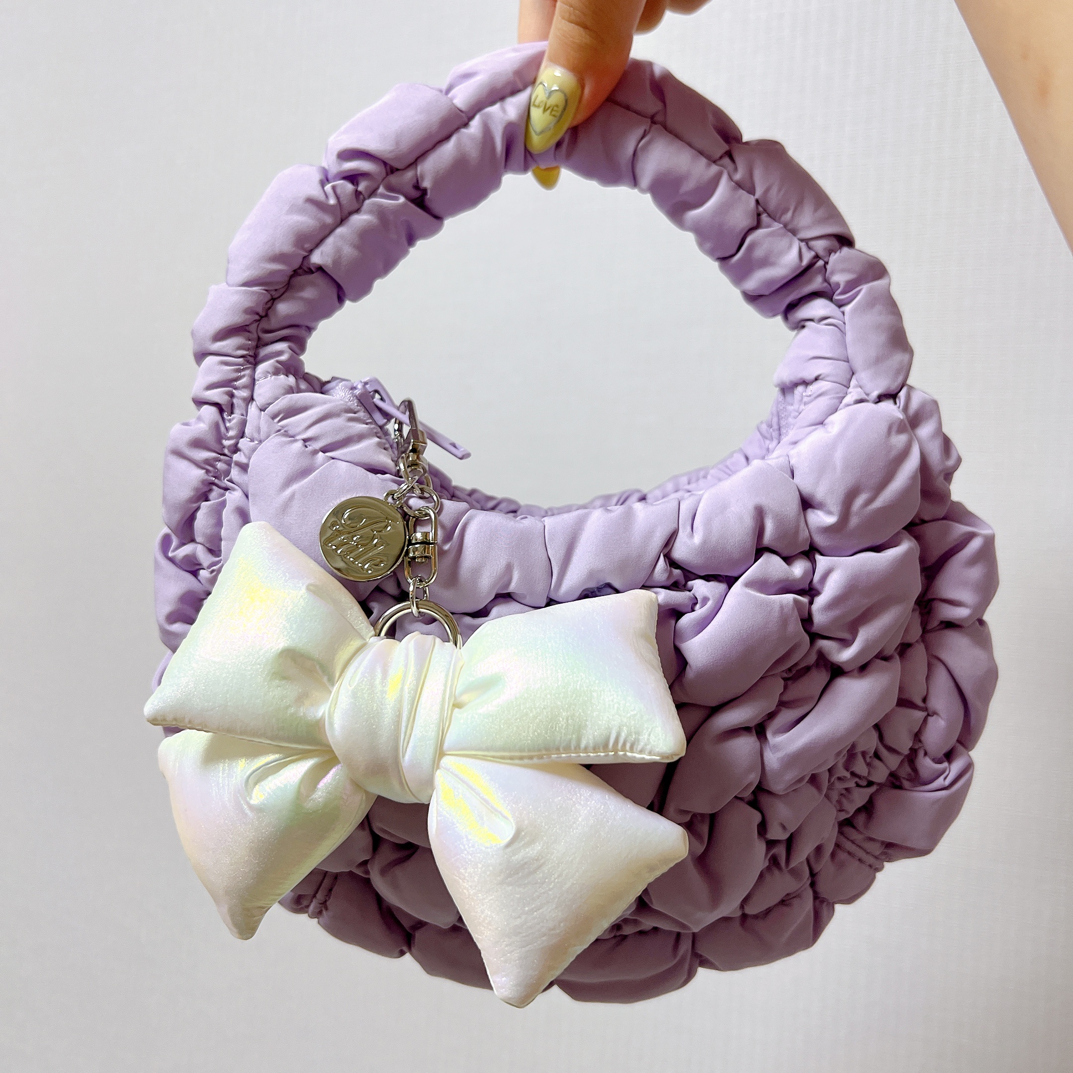 [KREAM 단독] Bloomingtale Padded Ribbon Keyring White 착용 스타일