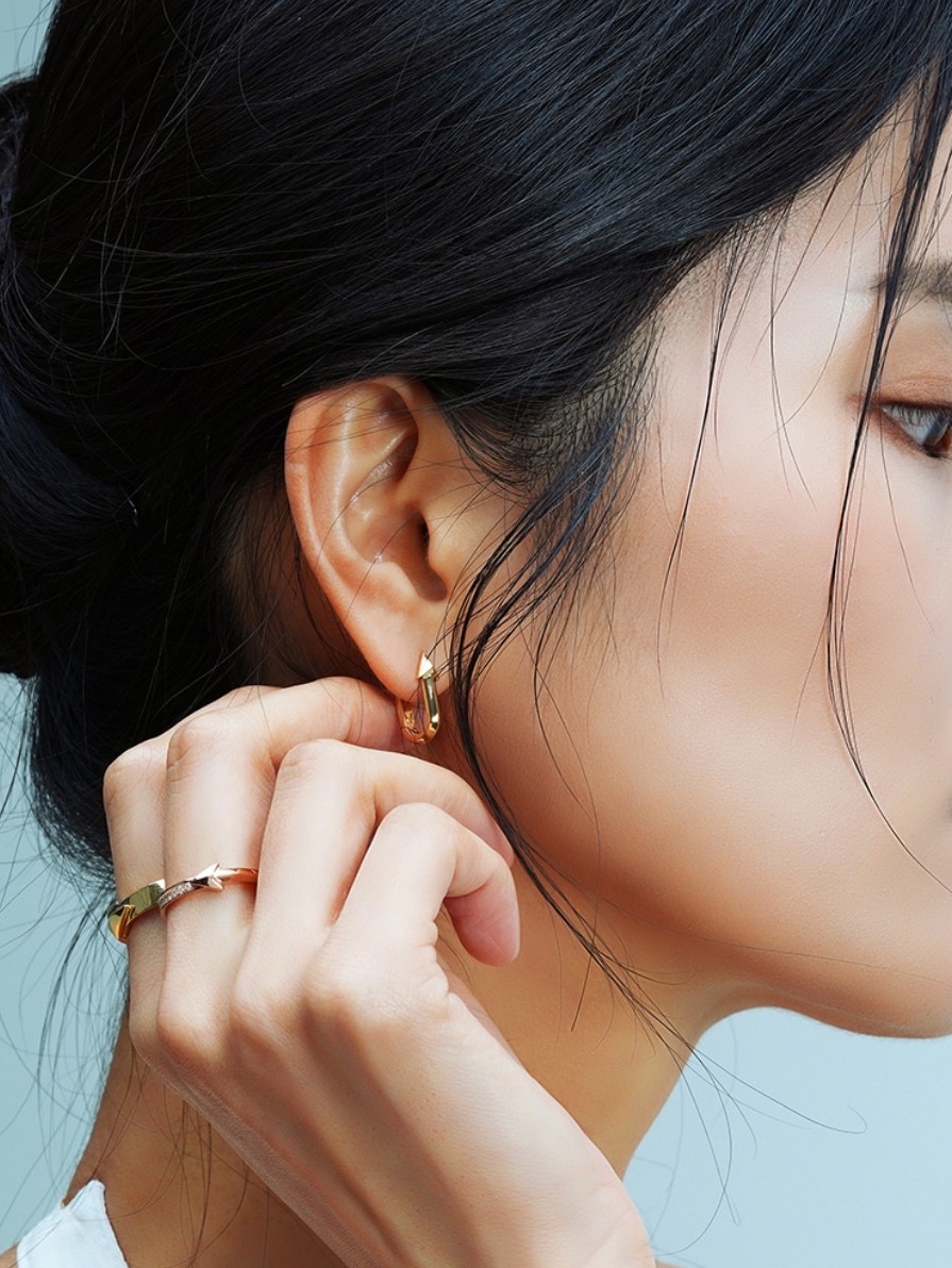 Miko Arrow 2Way Solid Earring Yellow Gold 착용 스타일