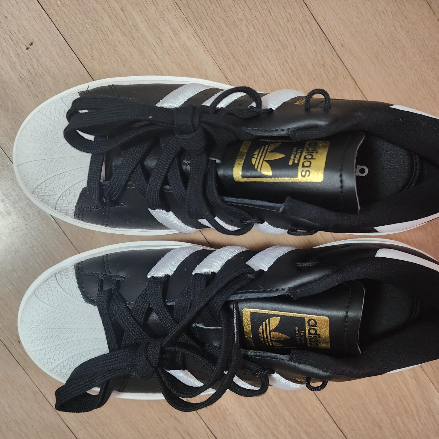 (W) Adidas Superstar Bonega Core Black 착용 스타일