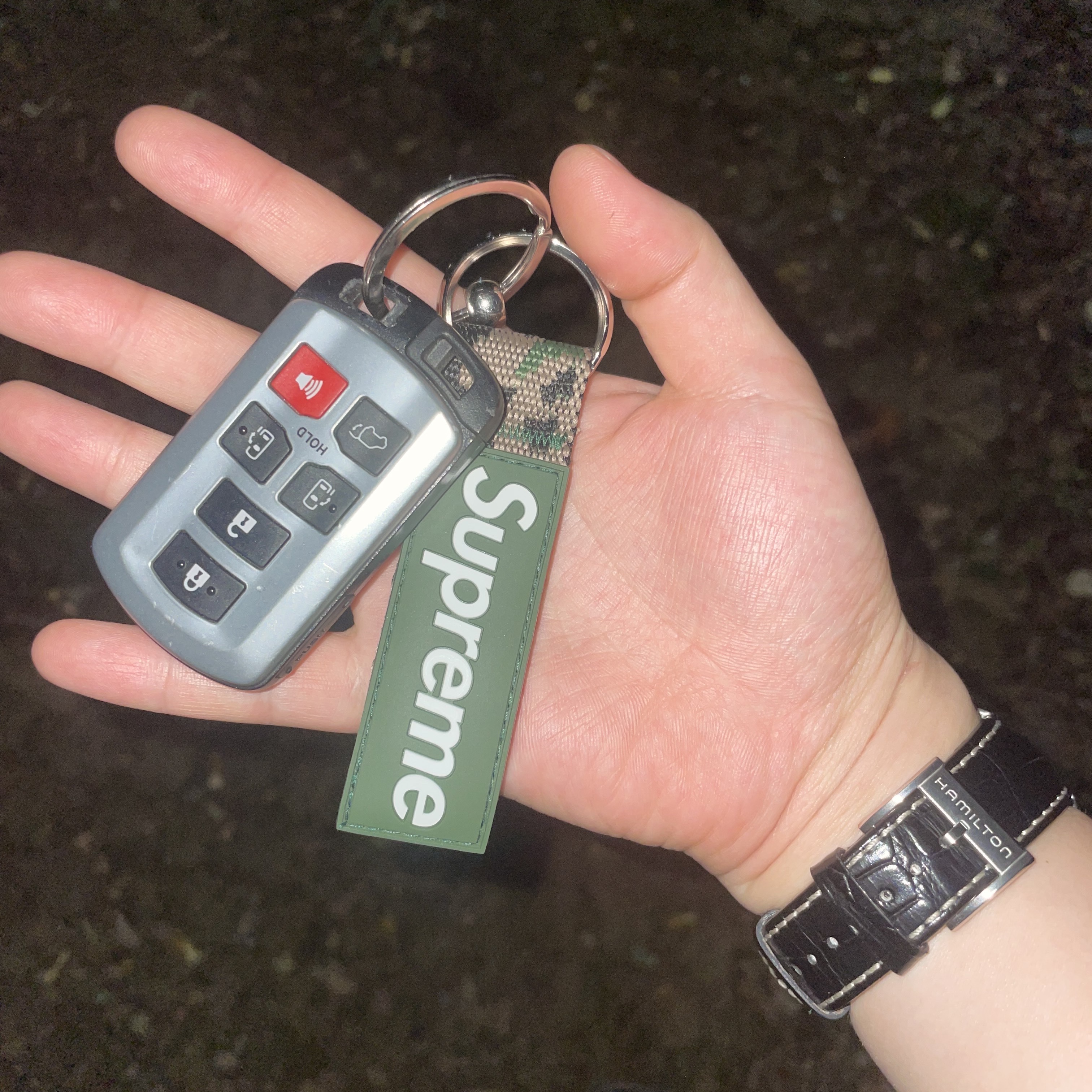 Supreme Webbing Keychain Green Camo - 23SS 착용 스타일