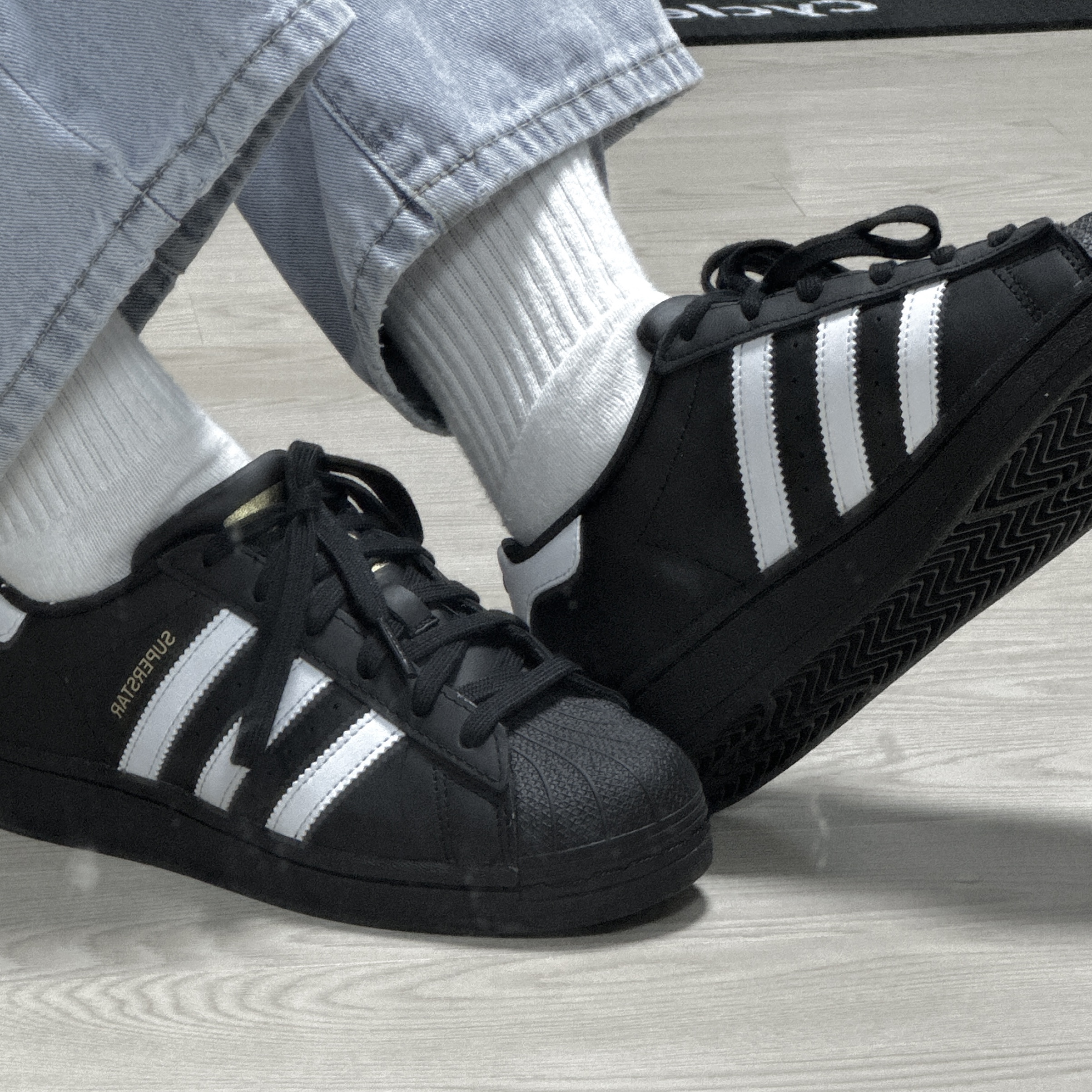 (J) Adidas Superstar Black White 착용 스타일 - 1