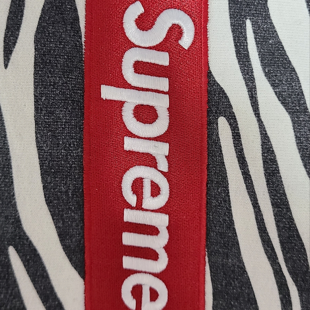 Supreme Box Logo Crewneck Zebra - 22FW 착용 스타일 - 4