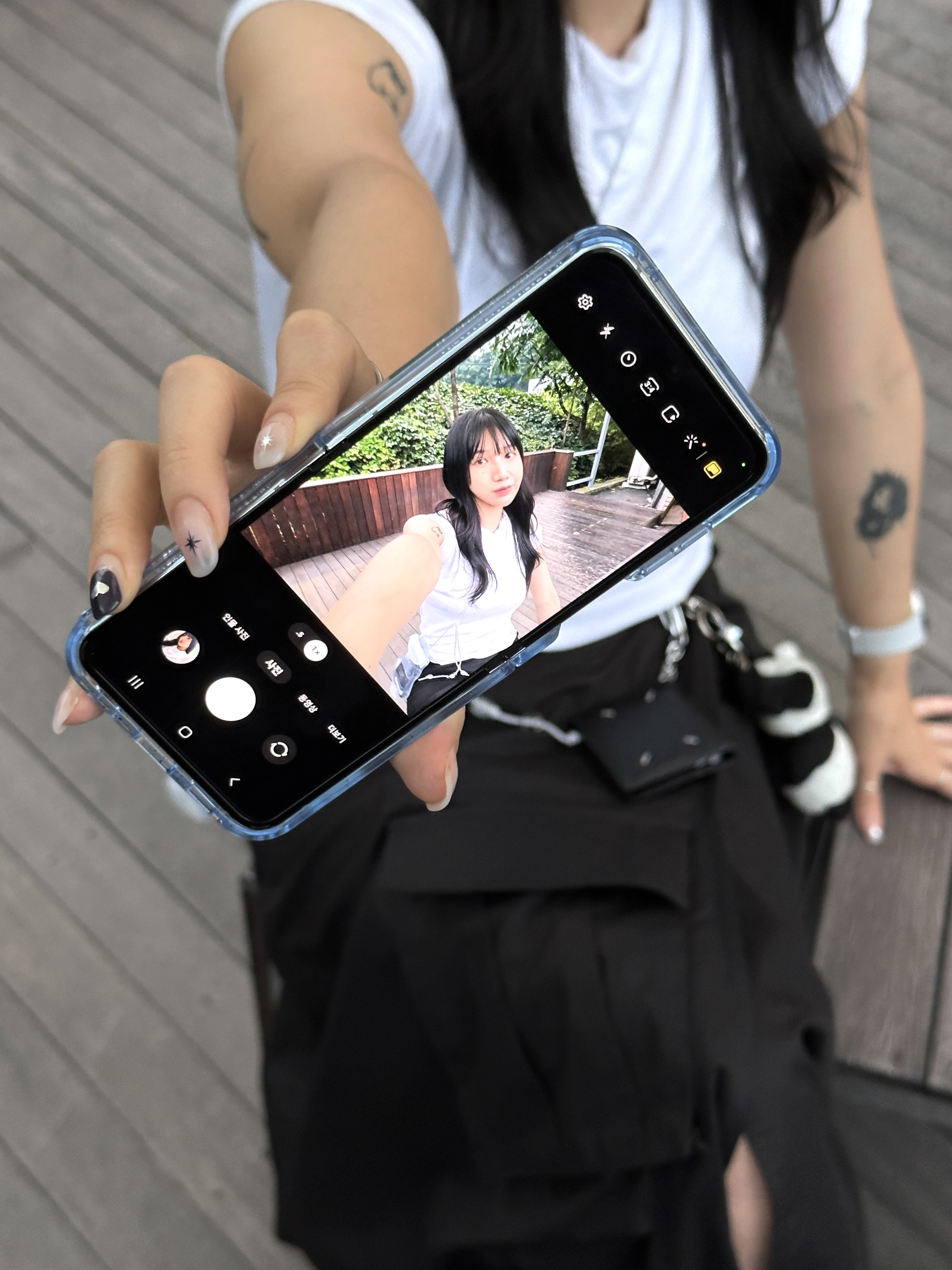 Samsung Galaxy Z Flip5 256GB Mint (Korean Ver.) 착용 스타일 - 2