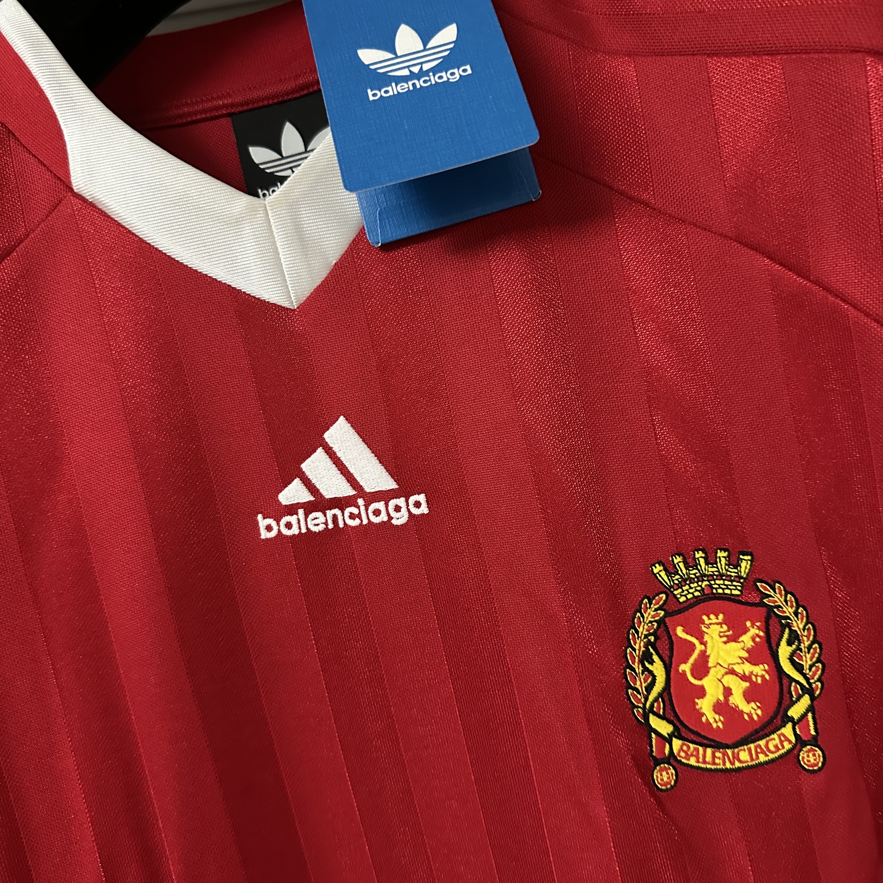 Balenciaga x Adidas Oversized Football T-Shirt Red 착용 스타일