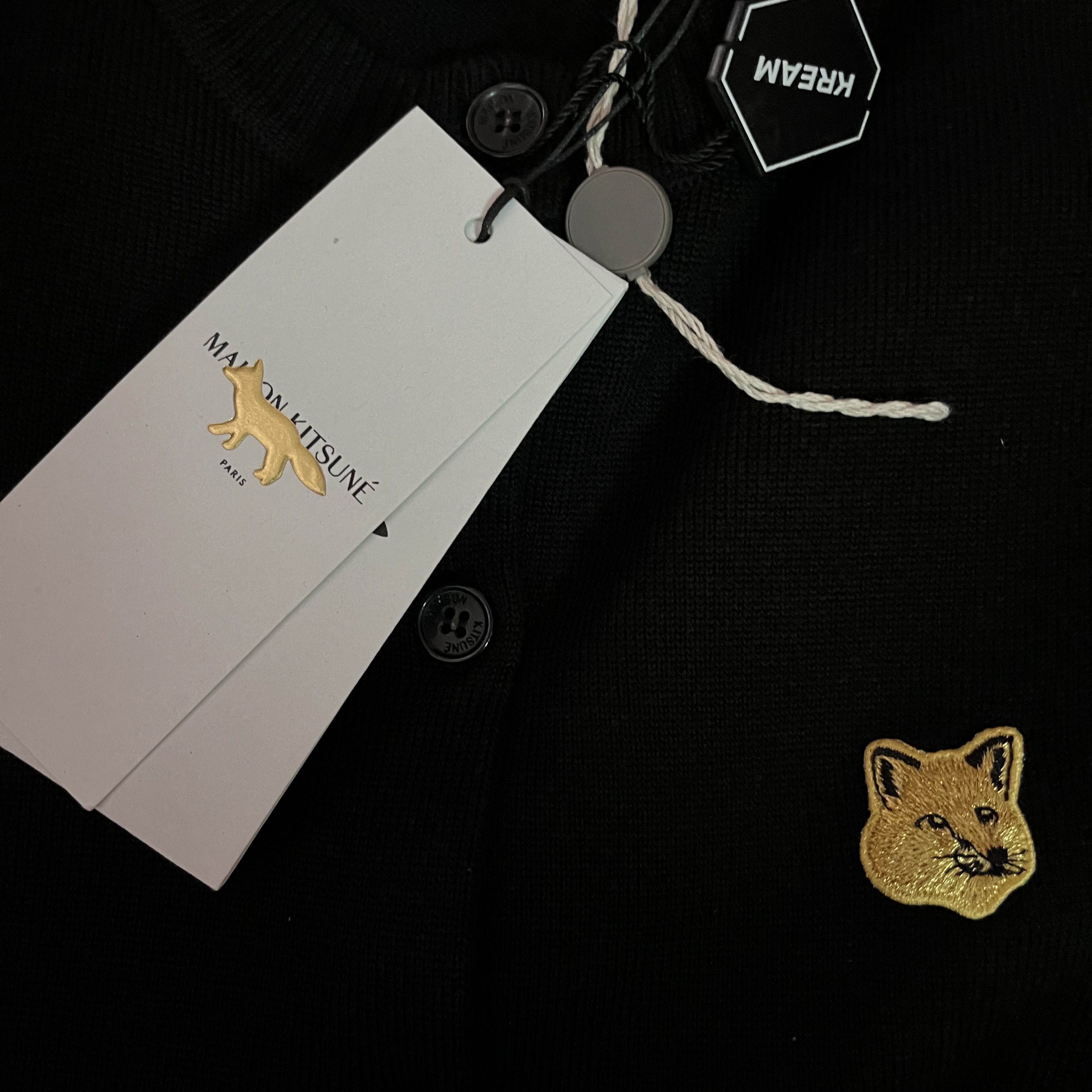 (W) Maison Kitsune Golden Fox Head Patch Adjusted Cardigan Black 착용 스타일