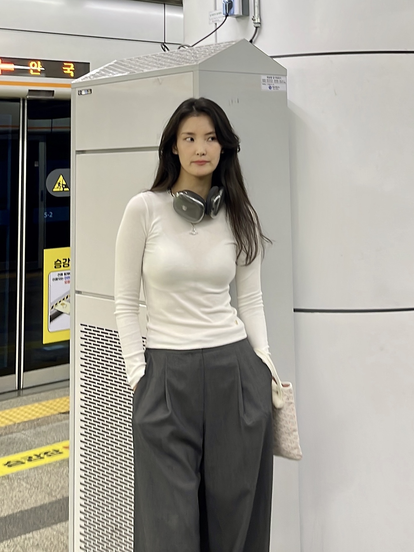Goyard Poitiers Claire-Voie Bag Powder Pink, Apple AirPods Max Lightning Space Gray (Korean Ver.) 착용 스타일 - 1