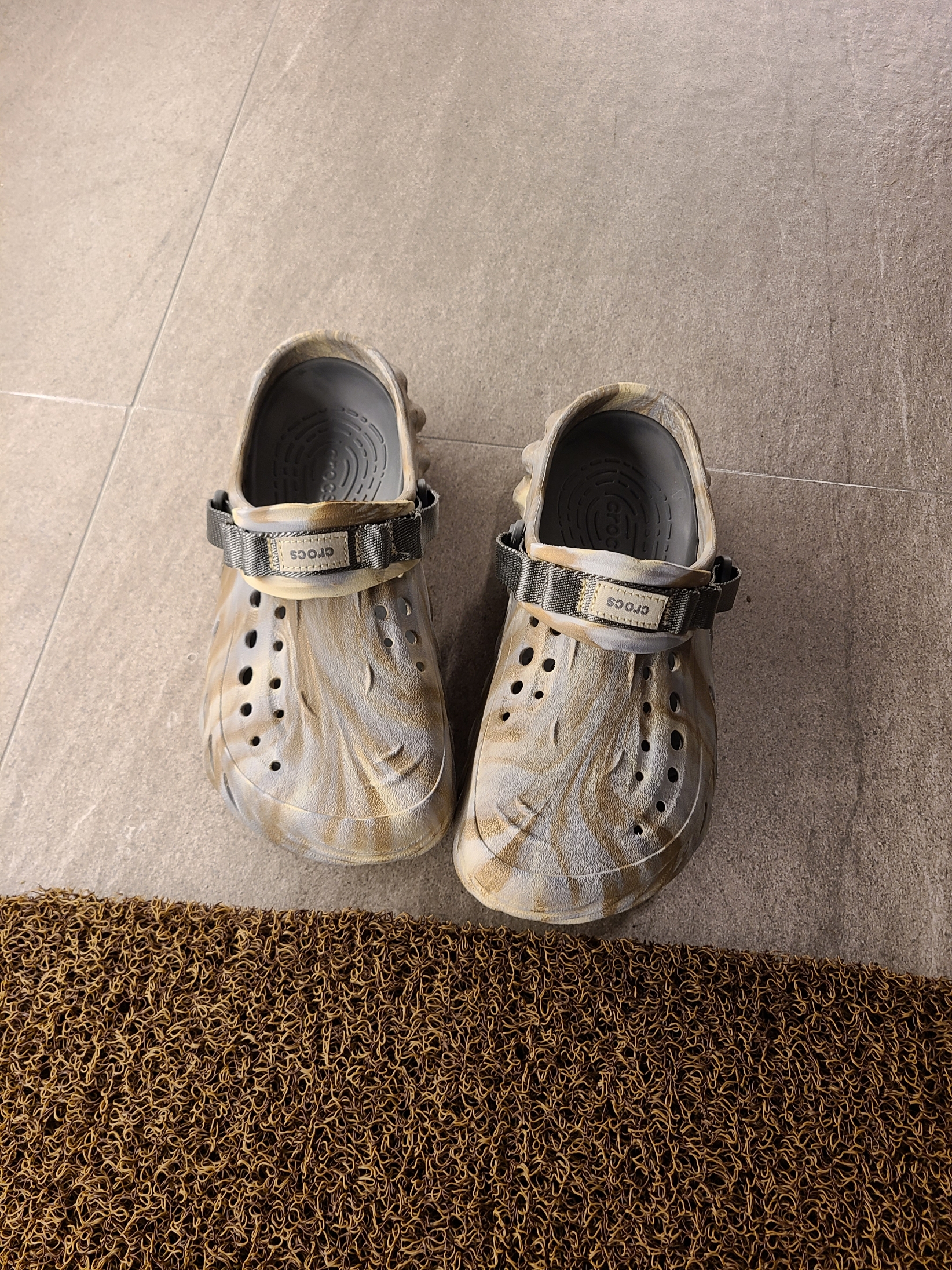 Crocs Echo Marbled Clog Bone Multi 착용 스타일 - 4