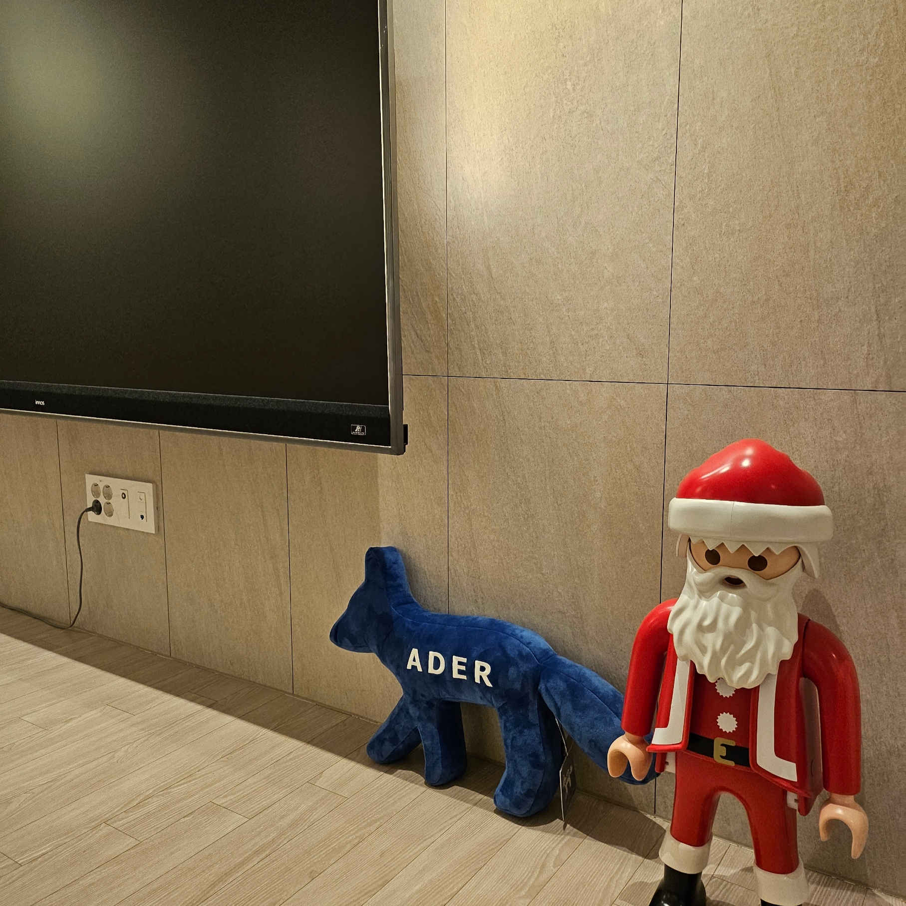 Maison Kitsune x Ader Error A Kitsune Cusion Doll Blue 착용 스타일 - 2