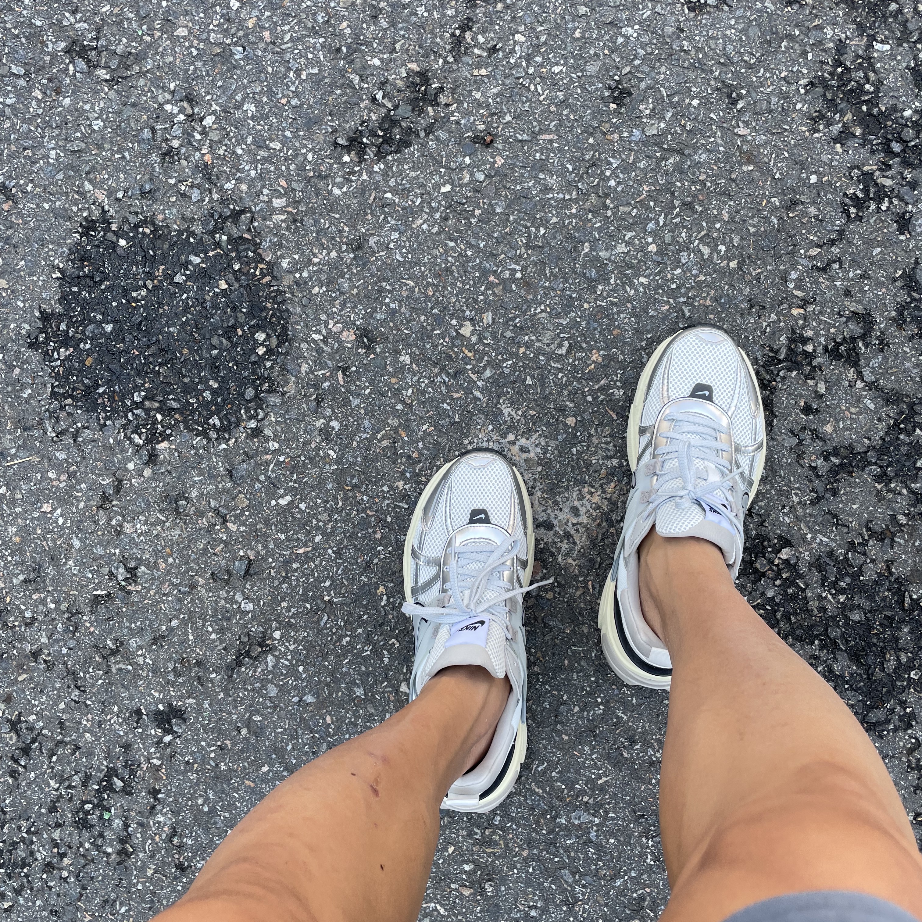 Nike V2K Run Summit White Metallic Silver 착용 스타일