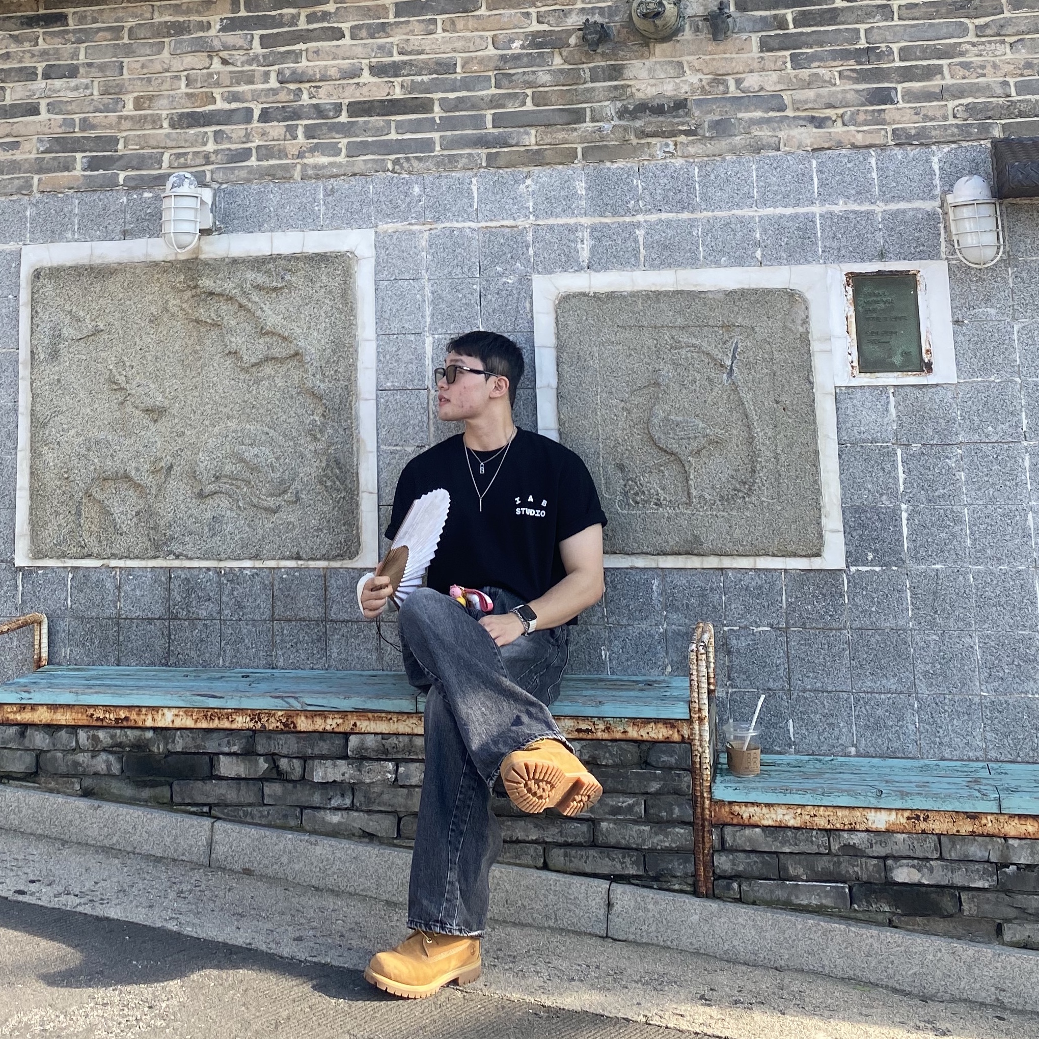 Gentle Monster Lilit 01 BR Black Brown, IAB Studio 10th Anniversary T-Shirt Black 착용 스타일 - 1