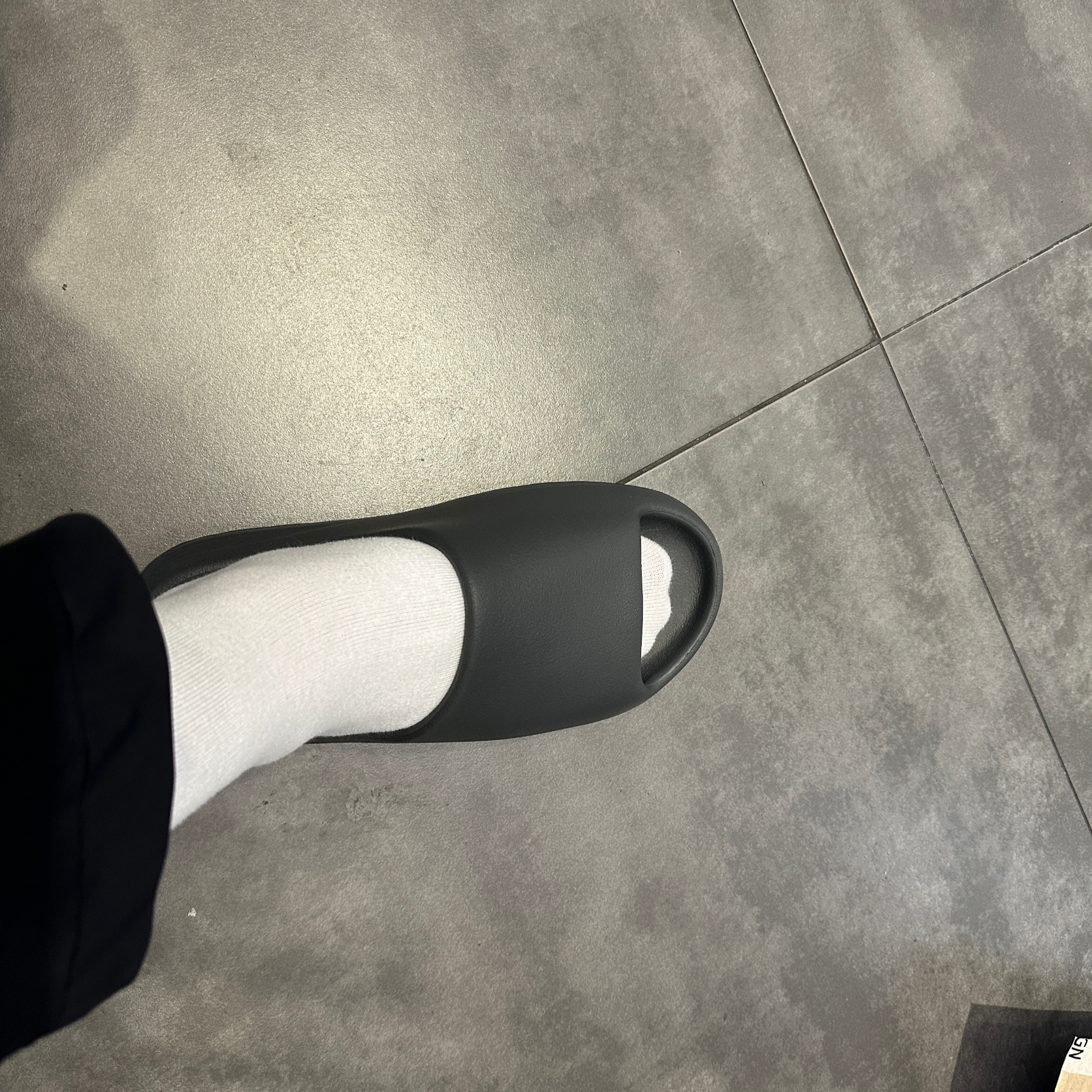Adidas Yeezy Slide Granite 착용 스타일 - 2