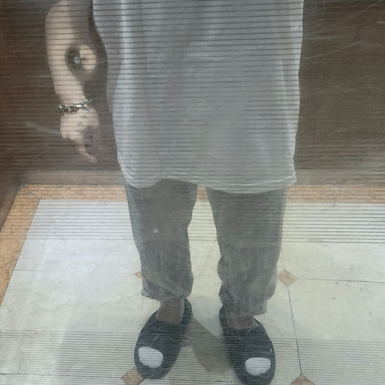 Stussy Summer LB T-Shirt White, Asics Actibreeze 3D Sandal Black 착용 스타일