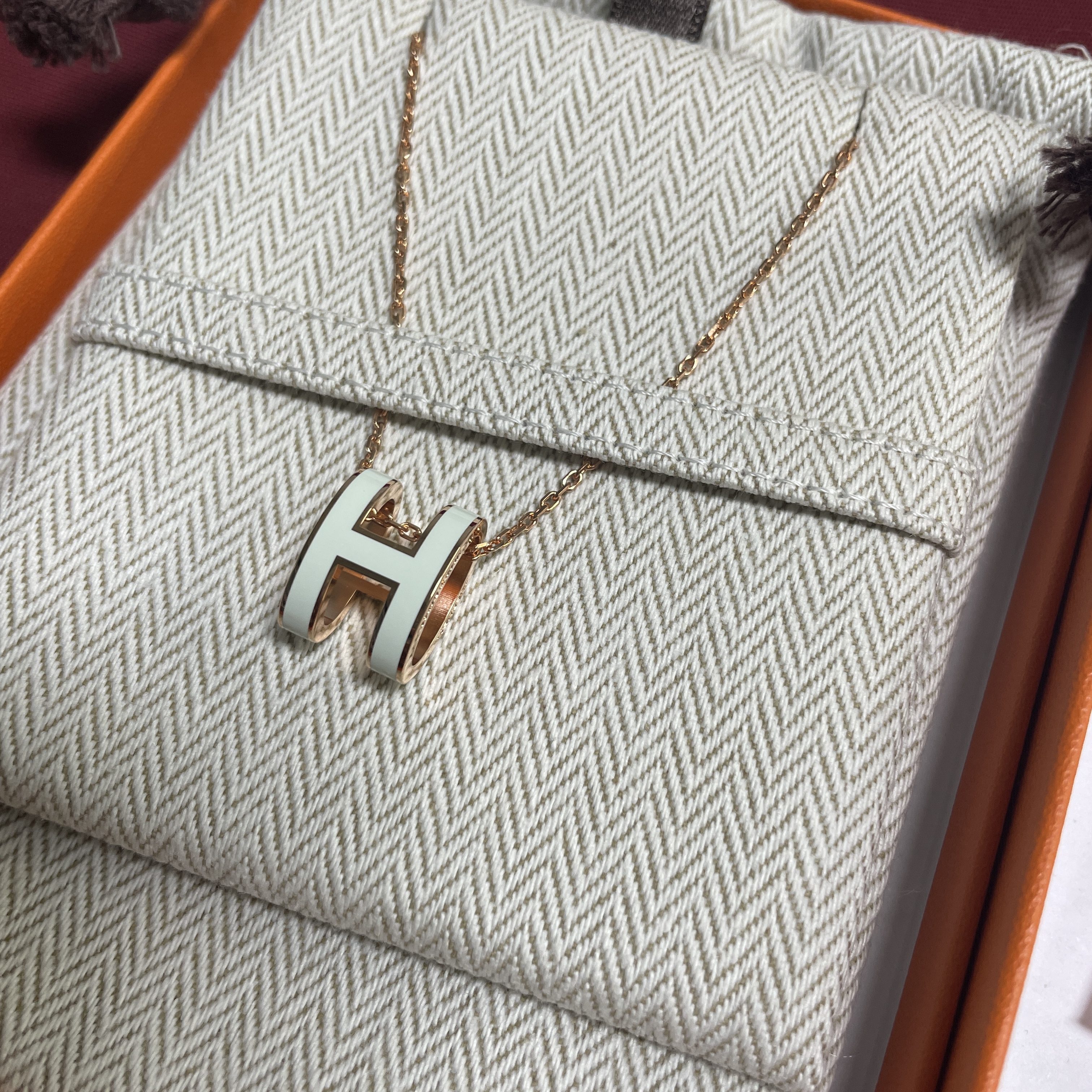 (W) Hermes Pop H Pendant Rose Gold & Vert Fizz 착용 스타일 - 3