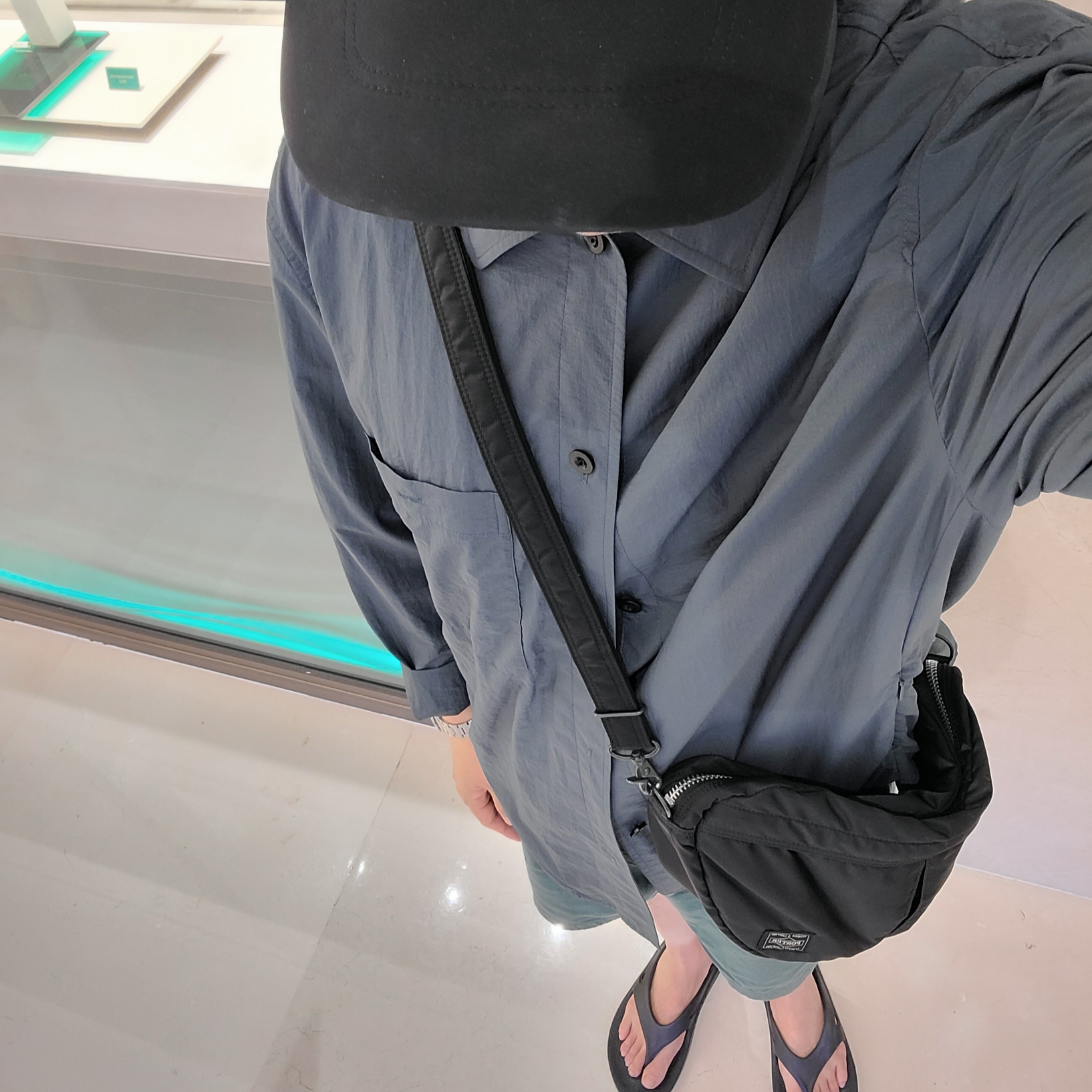 Oofos OOriginal Black, Porter Tanker Shoulder Bag Black 착용 스타일 - 1
