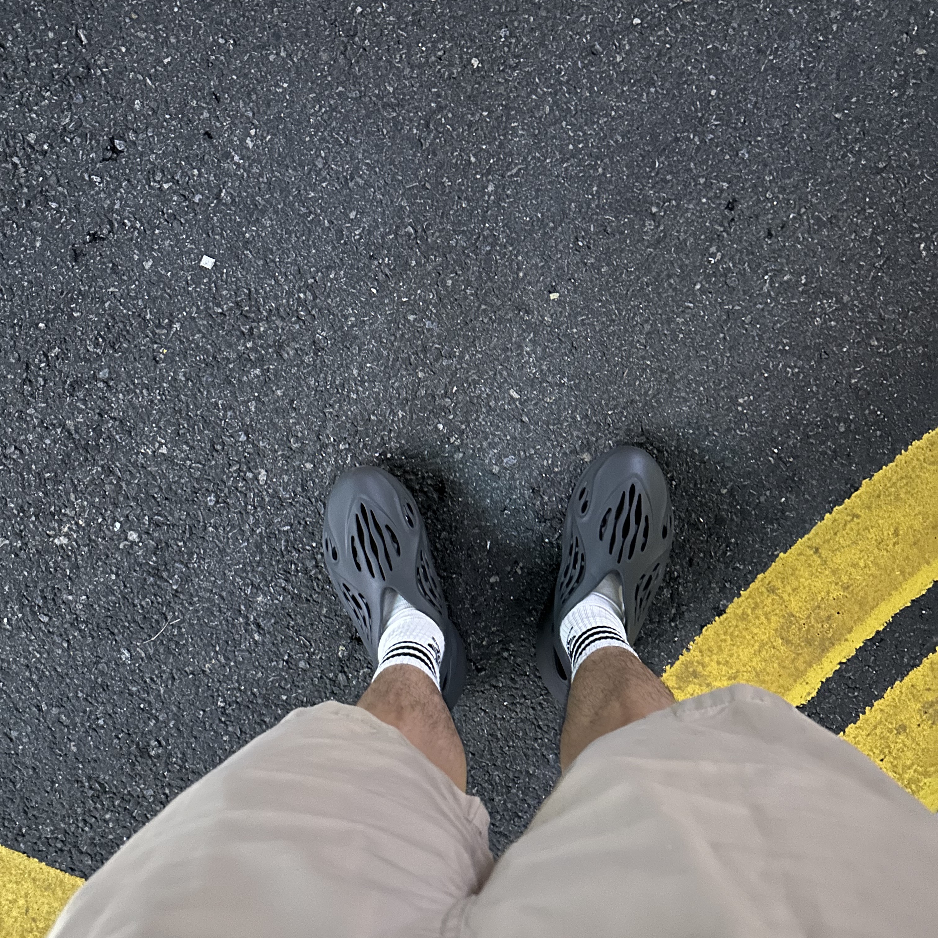 Adidas Yeezy Foam RNNR Carbon 착용 스타일 - 1