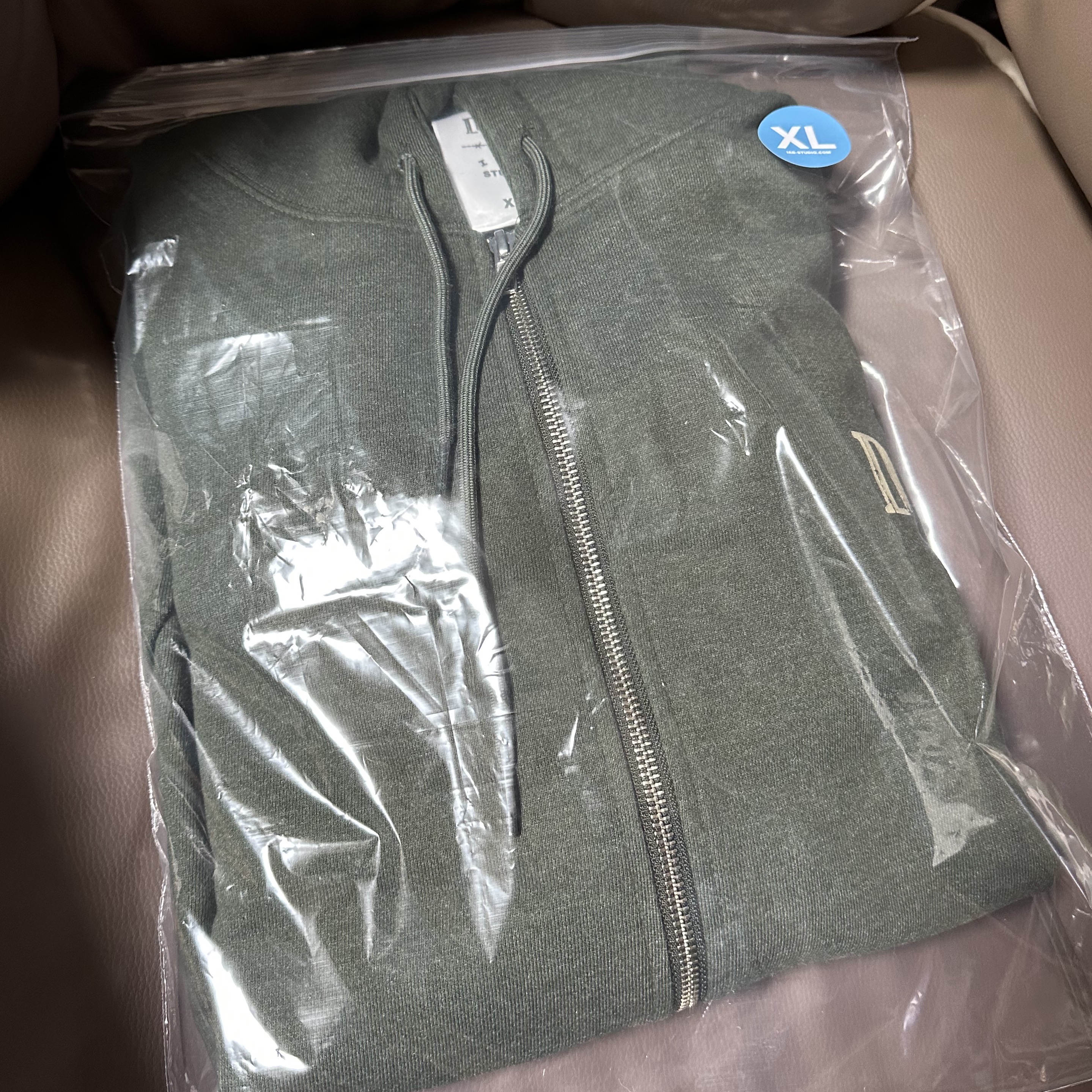 IAB Studio x D.P. Zip-Up Hoodie Dark Green 착용 스타일