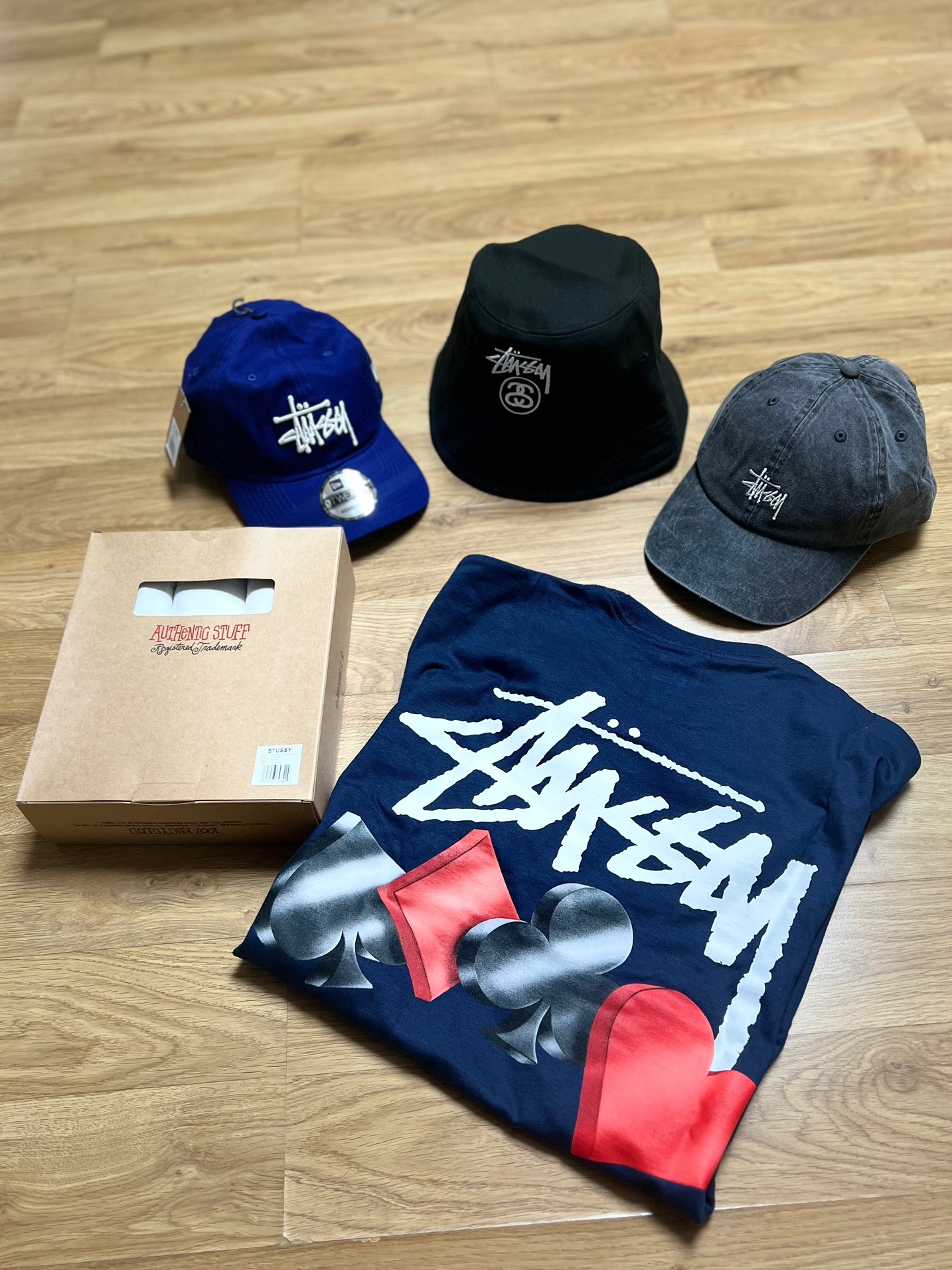 Stussy Stock Lock Deep Bucket Hat Black, Stussy Suits T-Shirt Navy 착용 스타일
