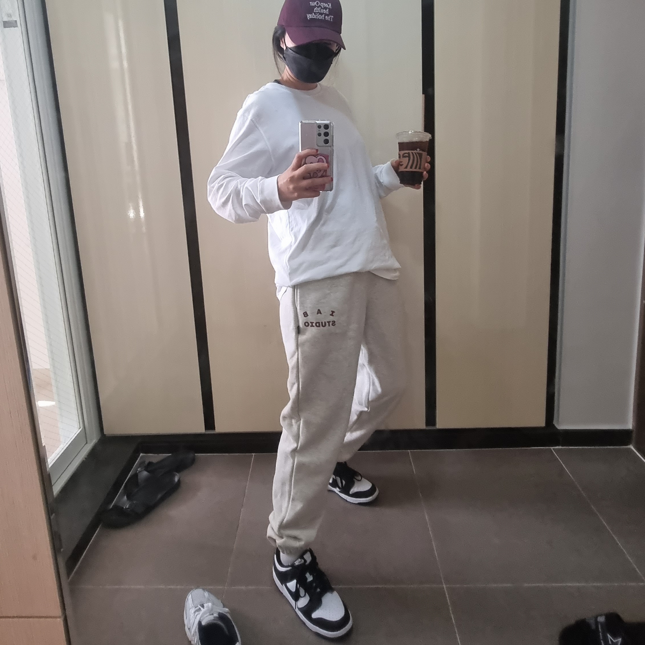 IAB Studio Sweatpants Oatmeal Burgundy - 23SS 착용 스타일