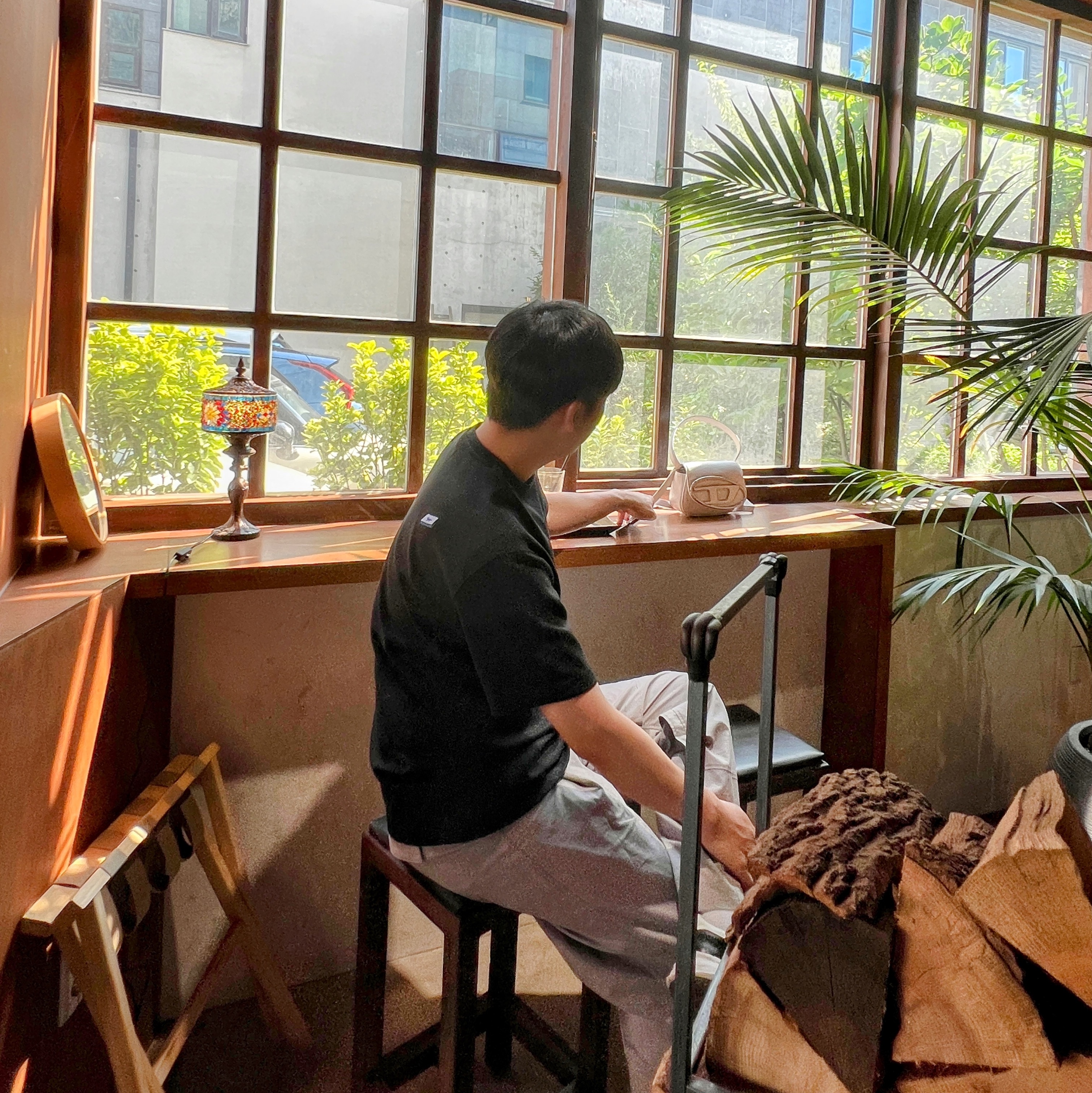 Maison Kitsune x Ader Error Tetris Fox T-Shirt Black, Diesel 1DR Shoulder Bag in Nappa Leather White 착용 스타일