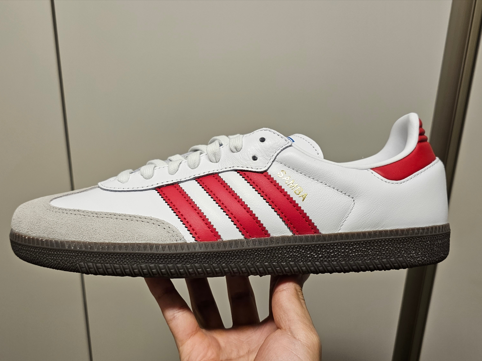 Adidas Samba OG White Better Scarlet 착용 스타일
