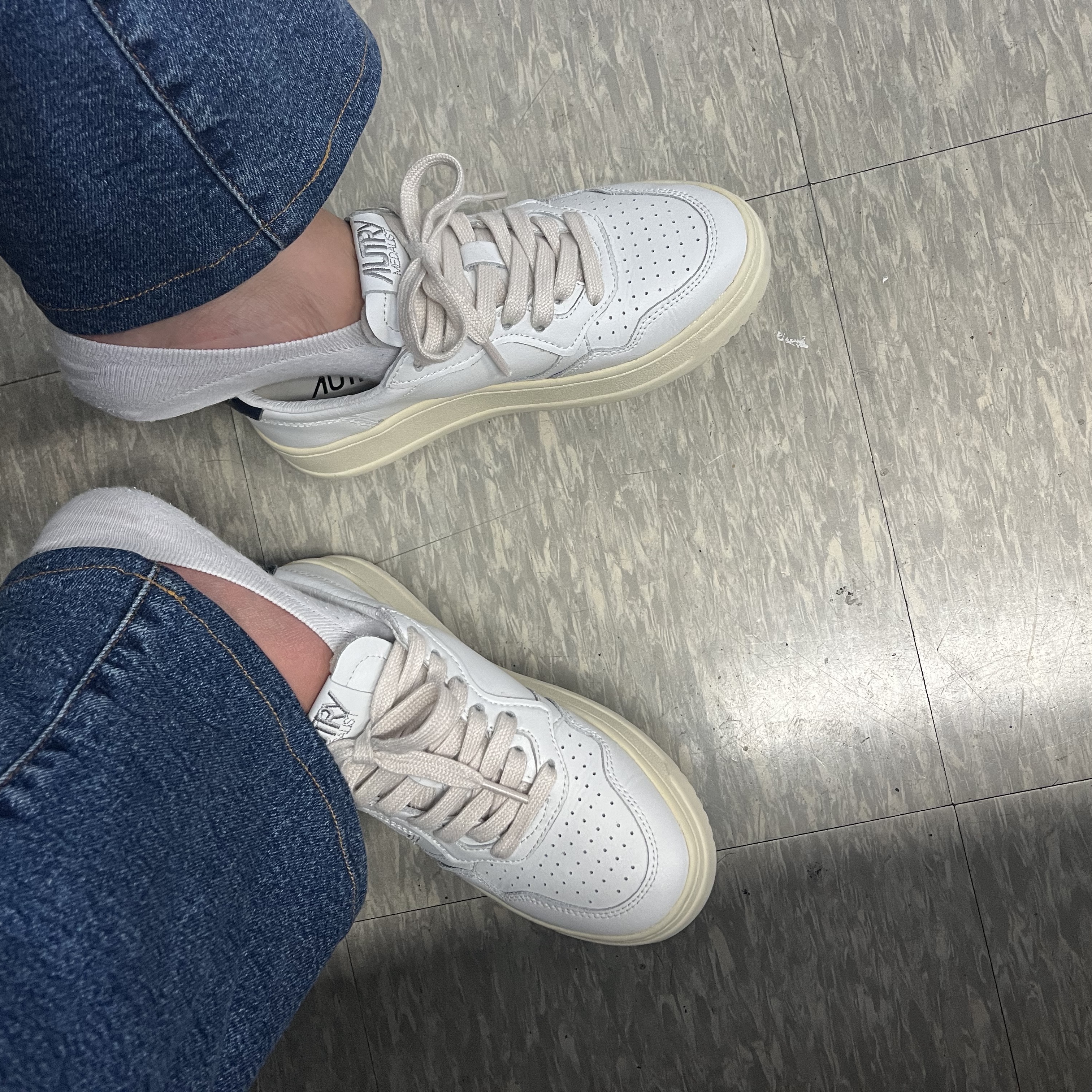(W) Autry Medalist Low Leather Sneakers White Blue 착용 스타일