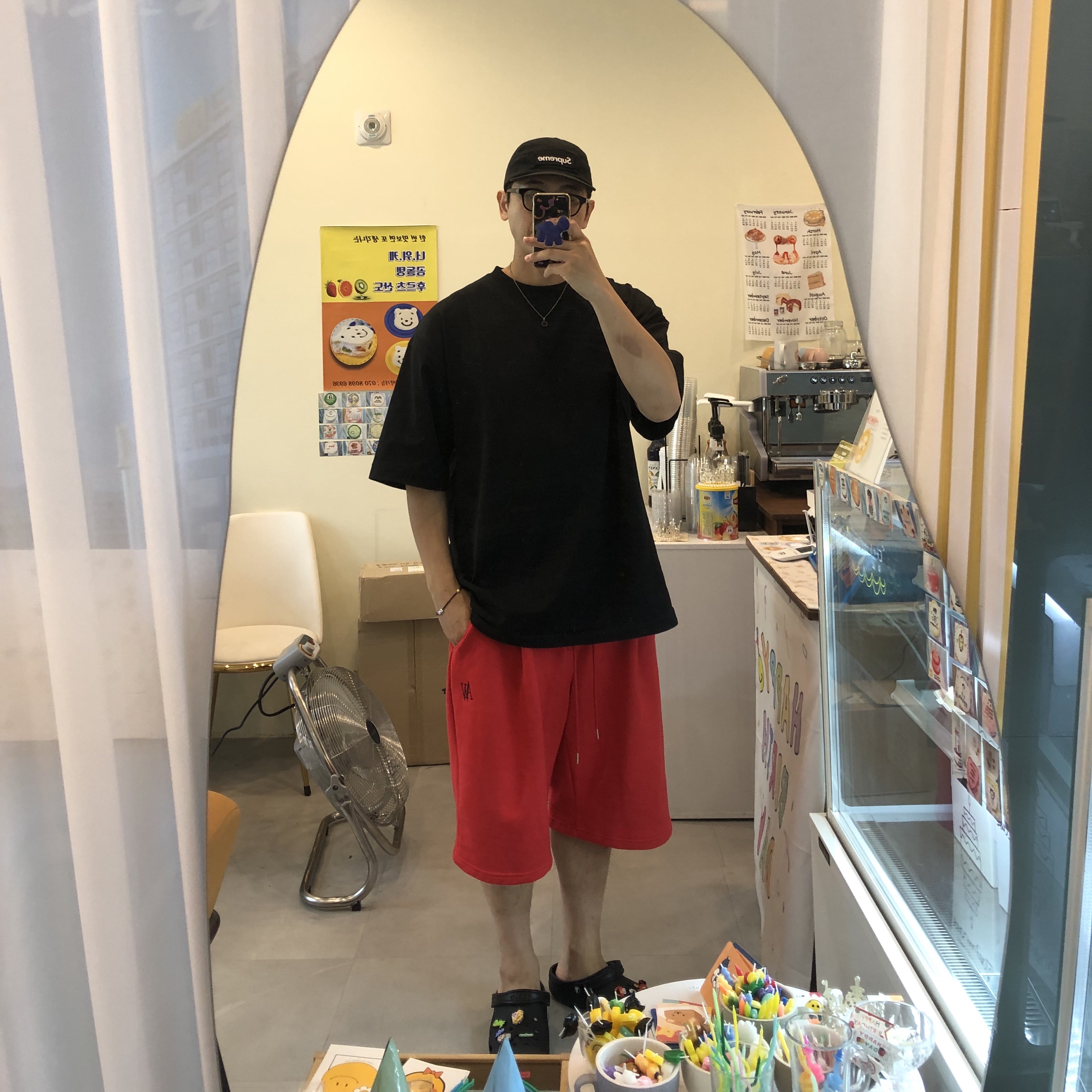 Crocs Classic Clog Black, Supreme Military Camp Cap Black - 20SS 착용 스타일