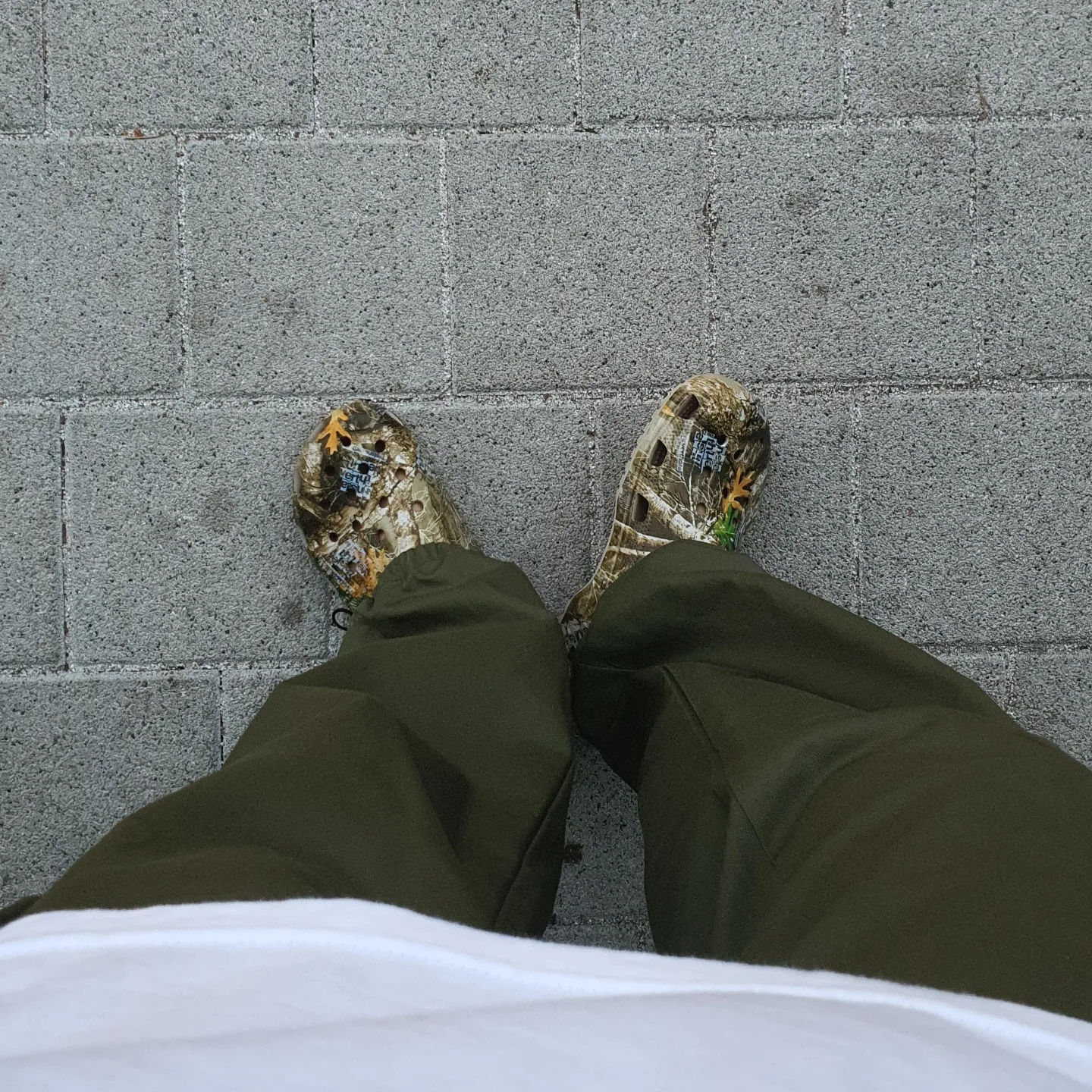 Crocs x Thisisneverthat Classic Clog Walnut 착용 스타일