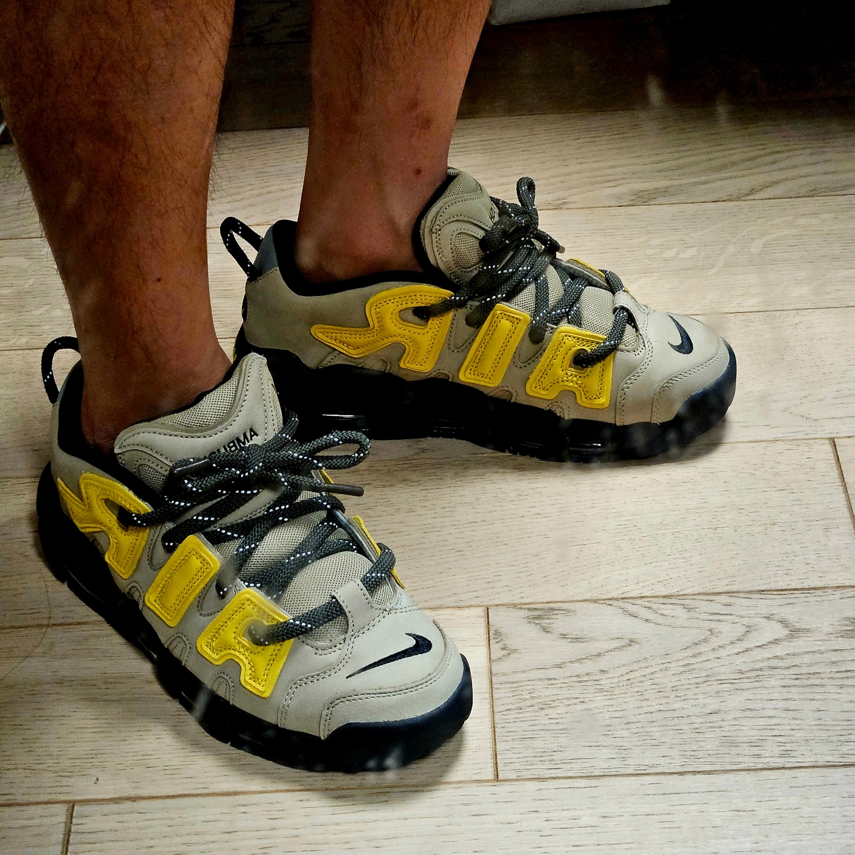 Nike x Ambush Air More Uptempo Low Vivid Sulfur and Limestone 착용 스타일 - 1
