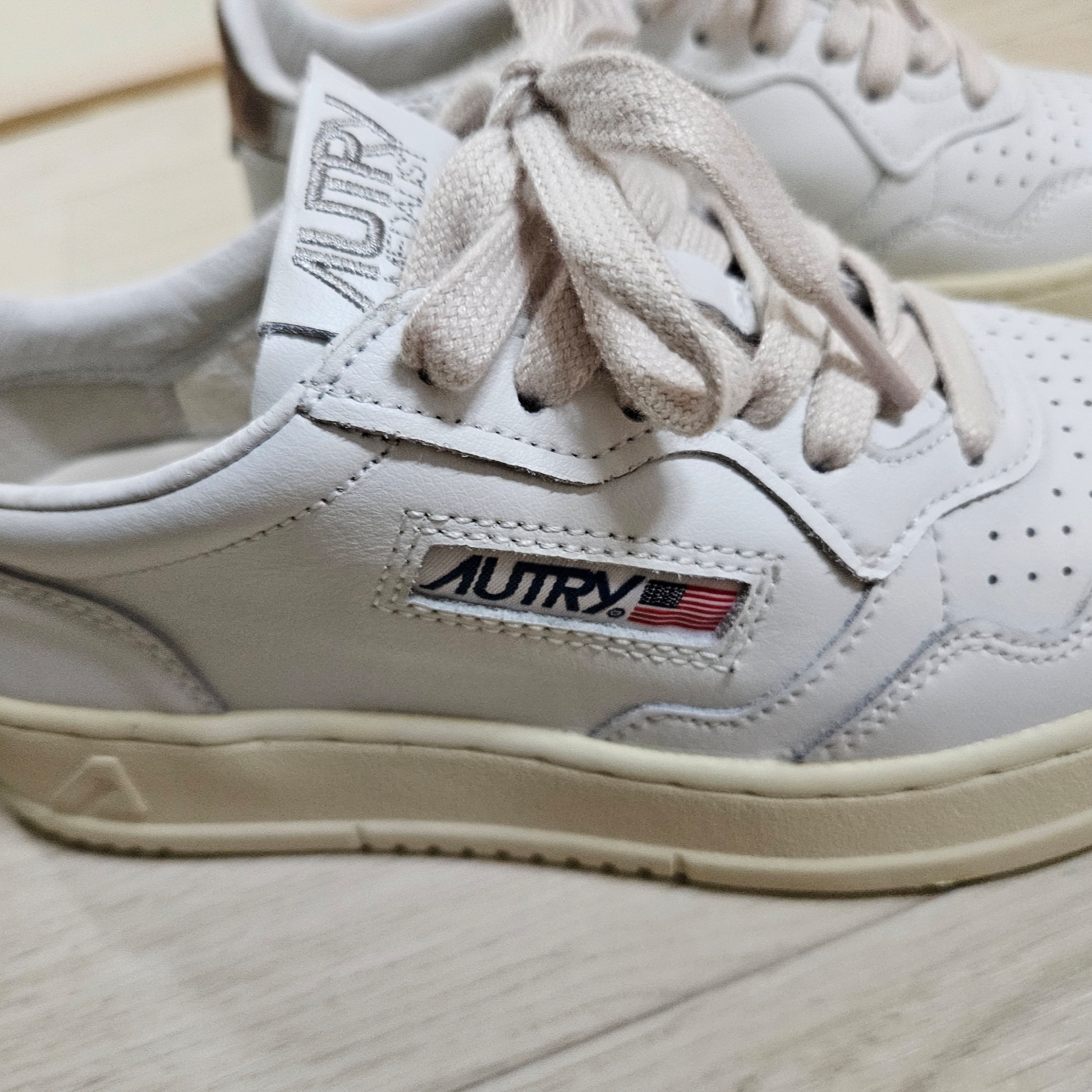 (W) Autry Medalist Low Leather Sneakers White Gold 착용 스타일 - 1
