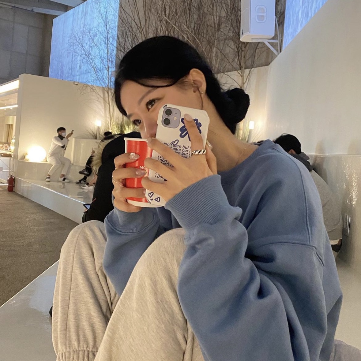 IAB Studio Crewneck Sky Blue 착용 스타일 - 2