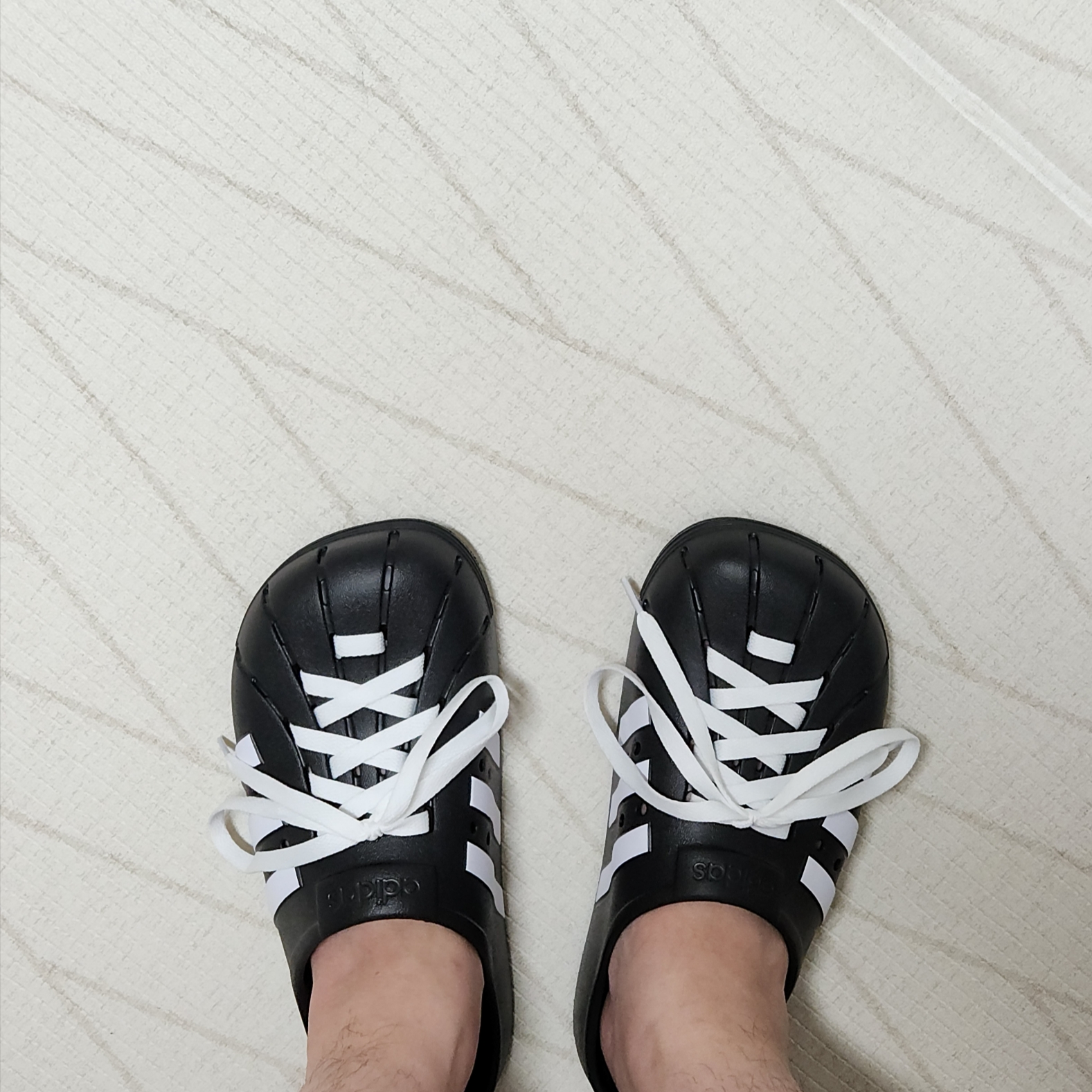 Adidas Adilette Clog Black White 착용 스타일 - 2