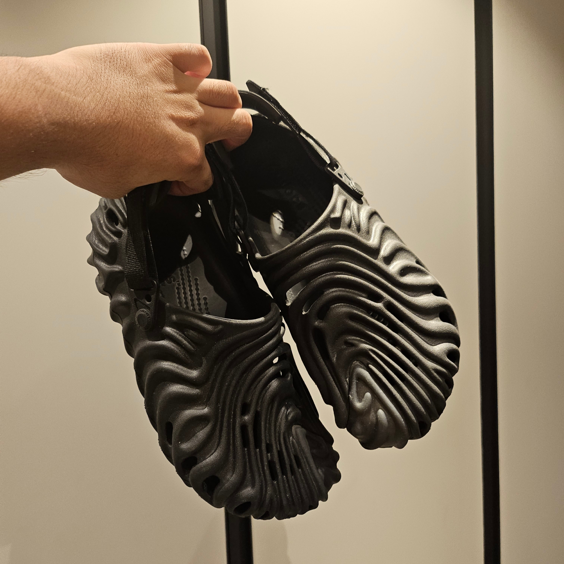 Crocs x Salehe Bembury Pollex Clog Sasquatch 착용 스타일
