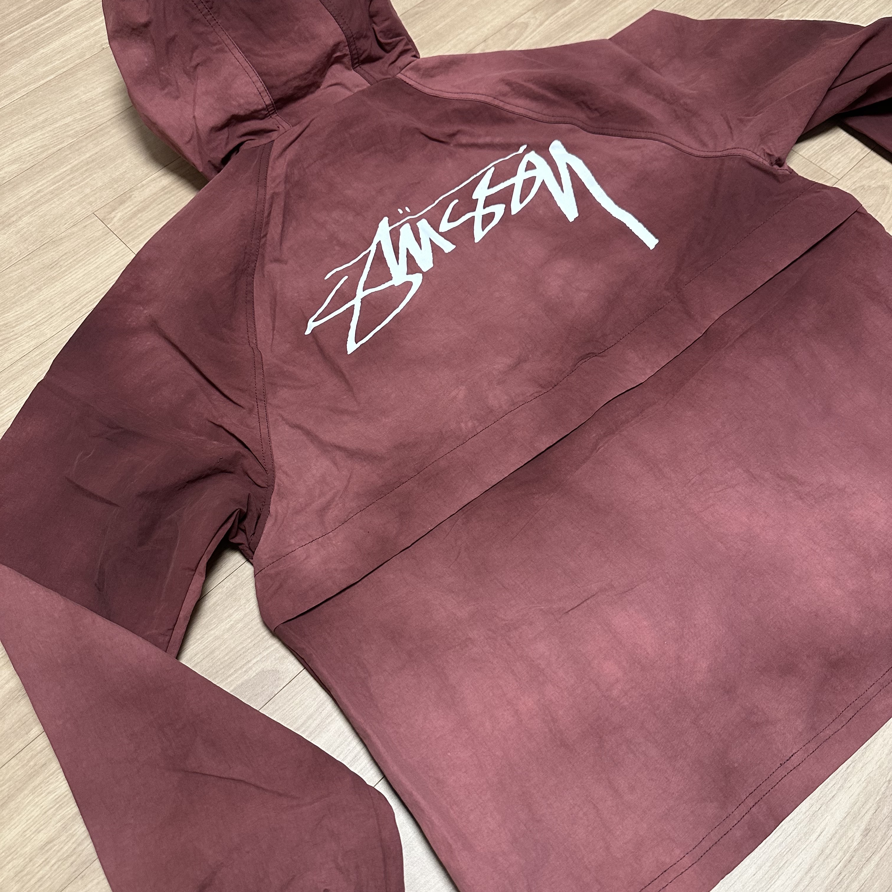 Stussy Wave Dye Beach Shell Jacket Maroon 착용 스타일 - 3
