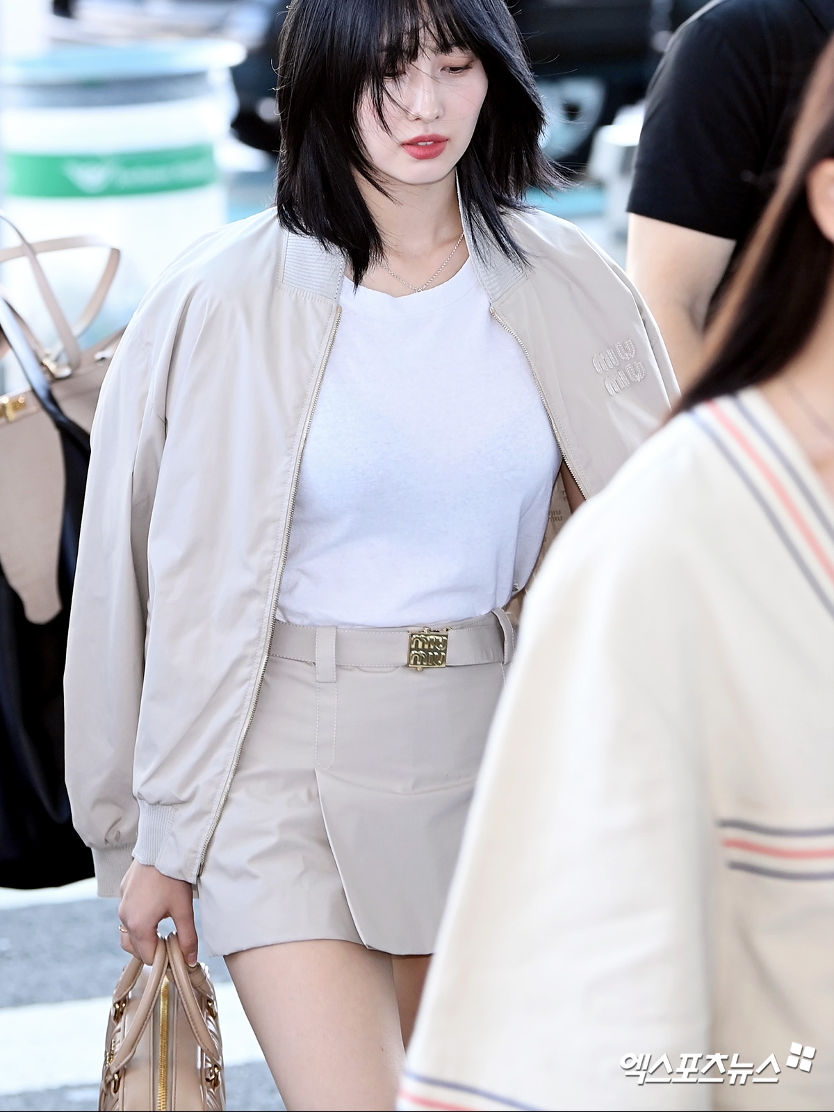 Miu Miu Matelasse Nappa Leather Top-Handle Bag Cameo 착용 스타일