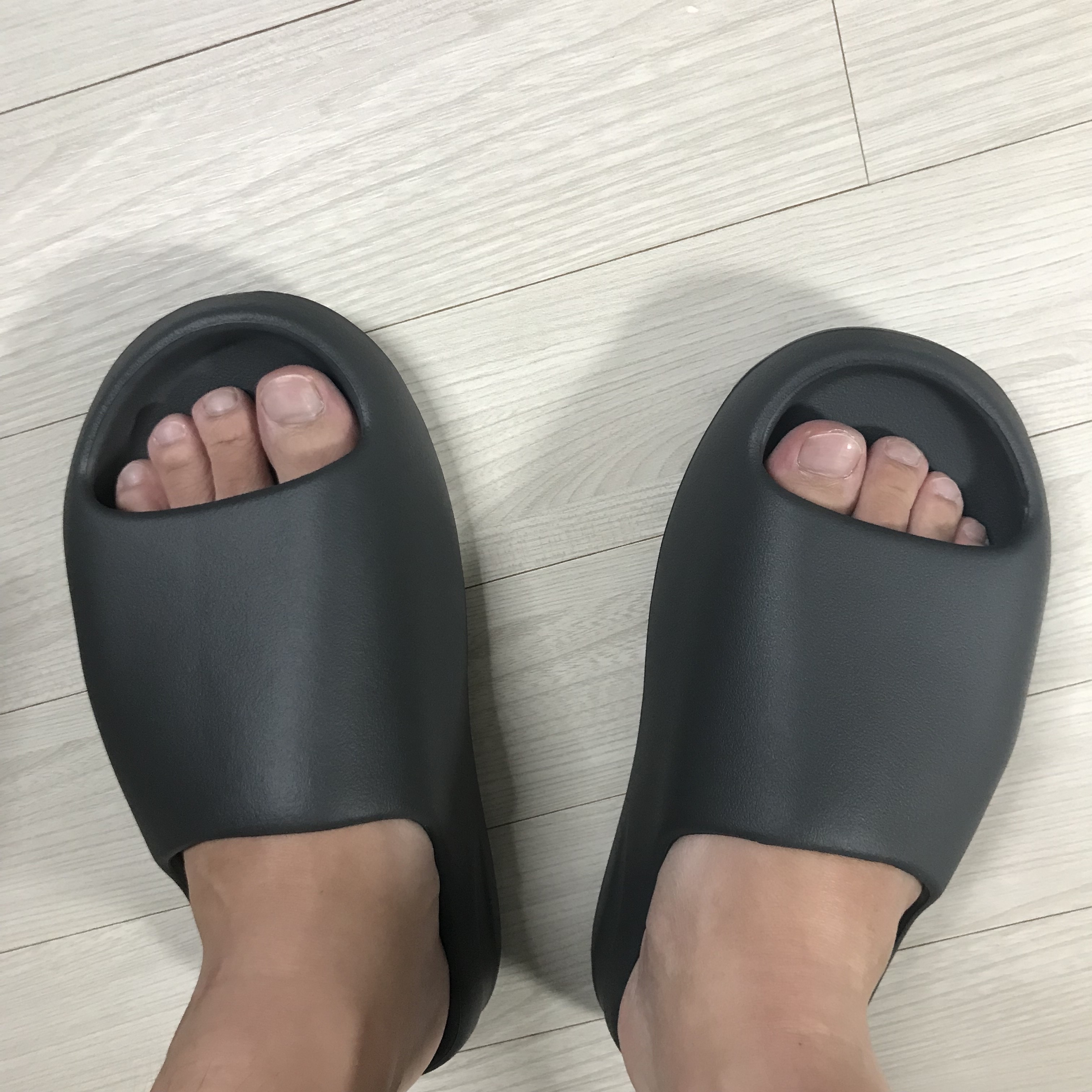 Adidas Yeezy Slide Granite 착용 스타일