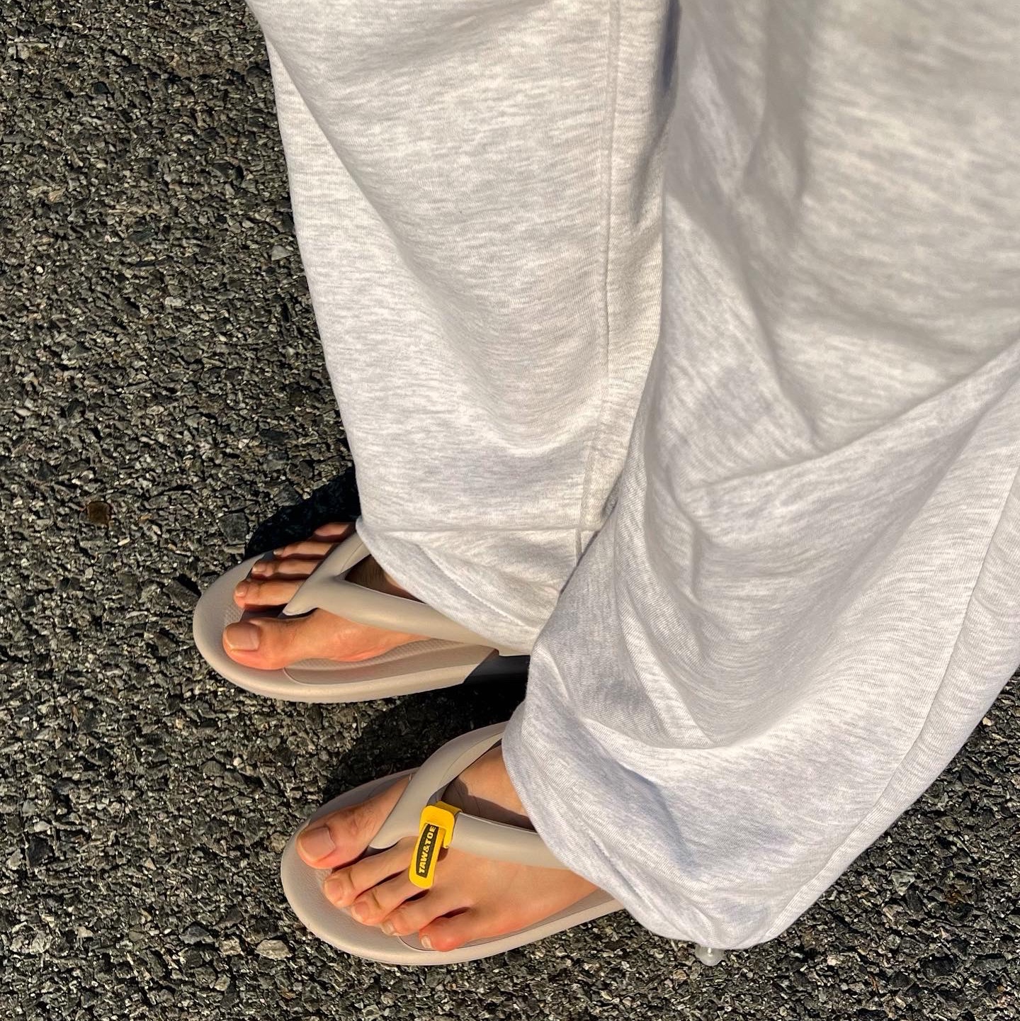 TAW&TOE Flip Flop Zerovity Bio Stone Gray 착용 스타일 - 4